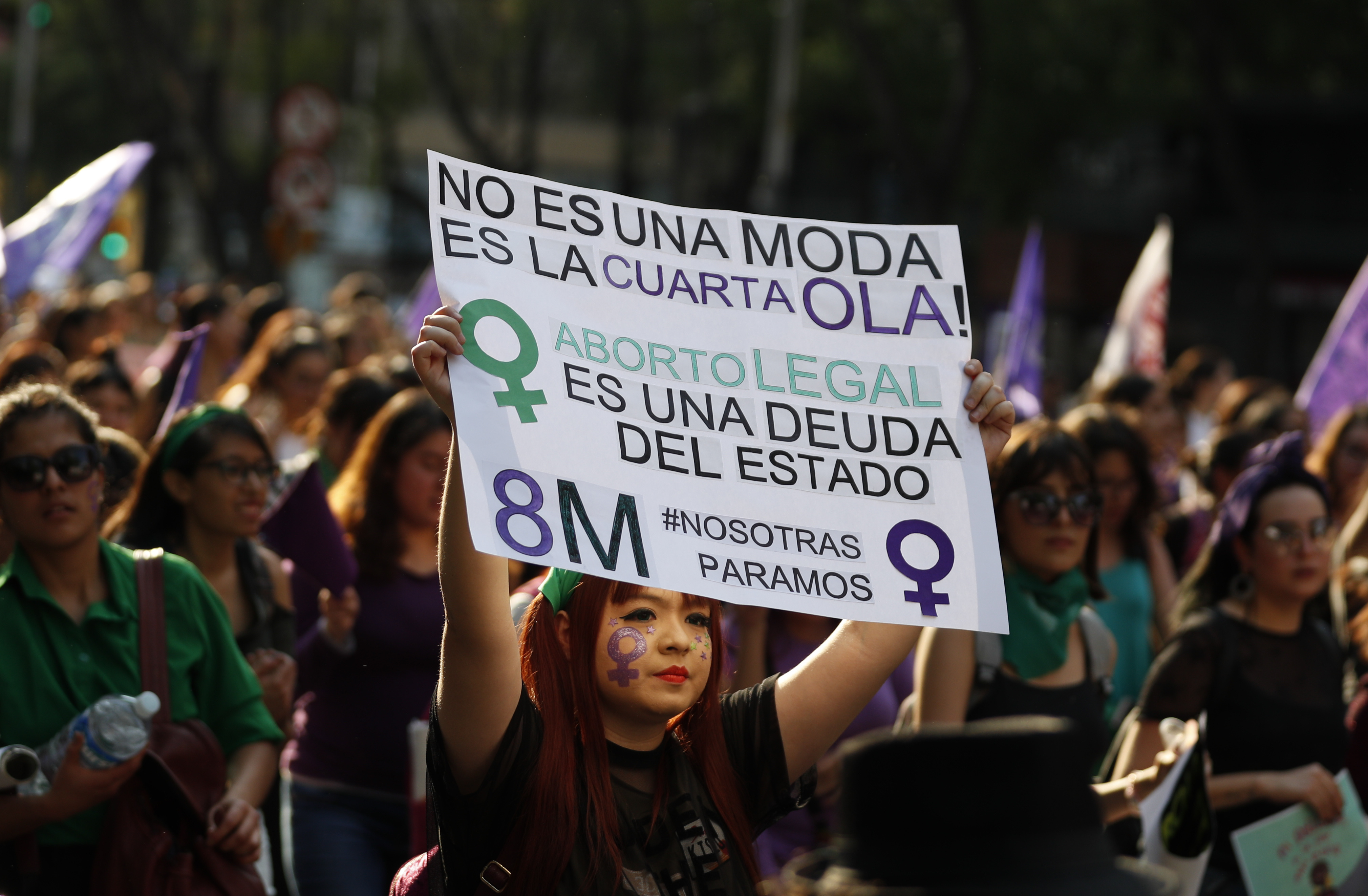 La marcha del 8 de marzo del 2019 en México muestra el significado de la cuarta ola feminista que comienza en Argentina en el 2015 con Ni Una Menos. (AP Foto/Rebecca Blackwell, Archivo)