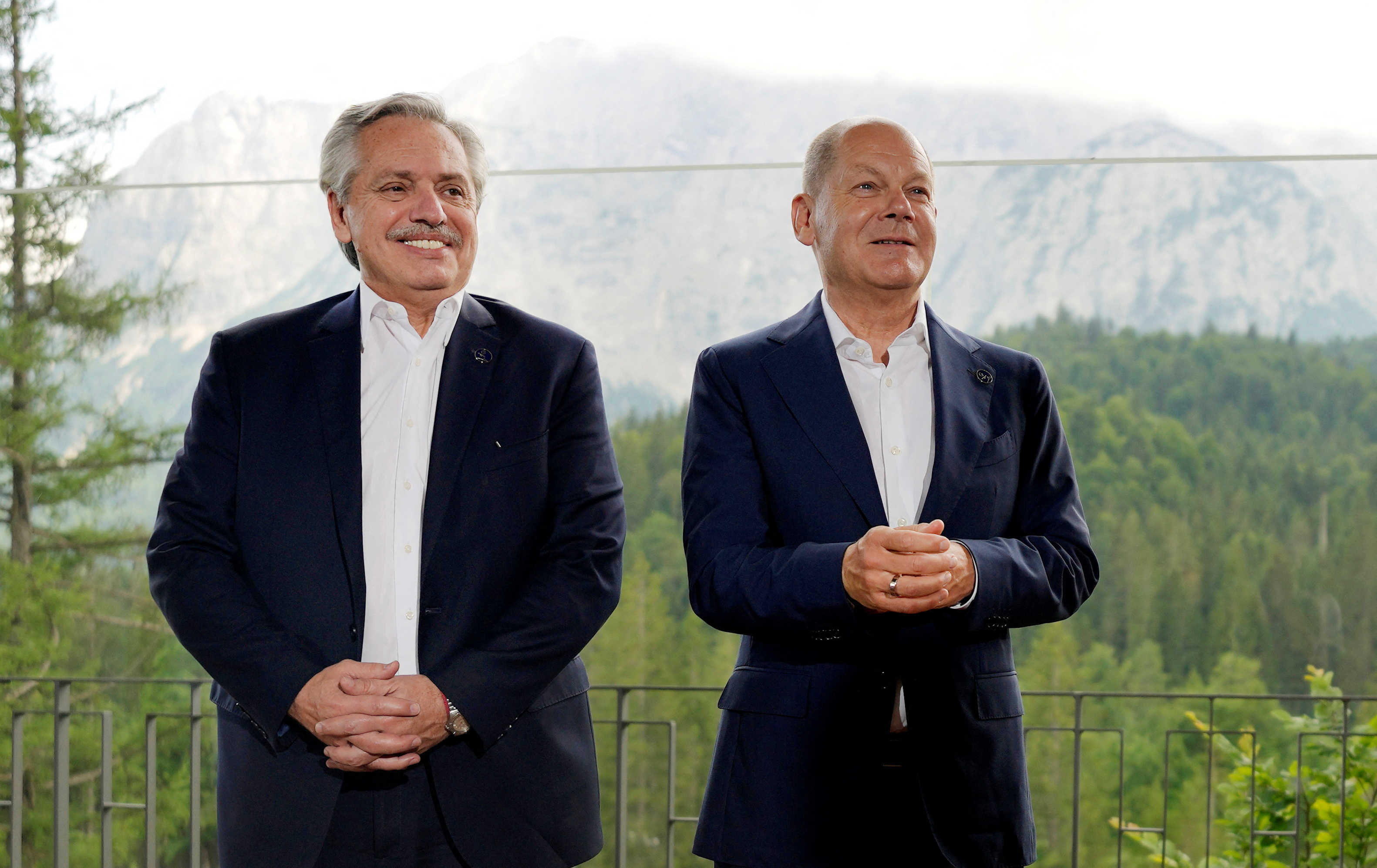 Alberto Fernández y Olaf Scholz durante la reunión del G7 en el castillo de Elmau