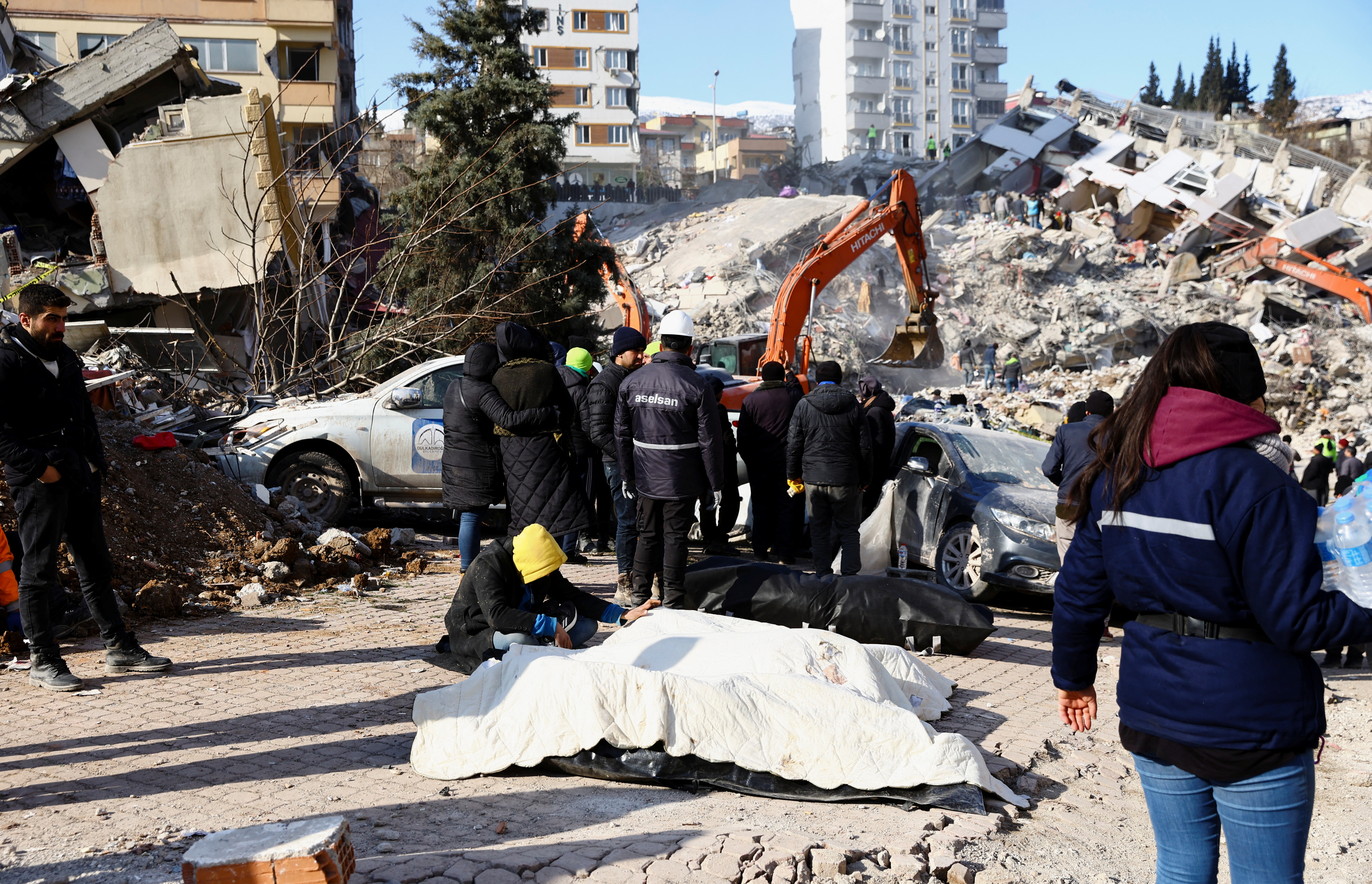 Cuerpos de víctimas sacados de los escombros en Kahramanmaras, Turquía (Reuters)