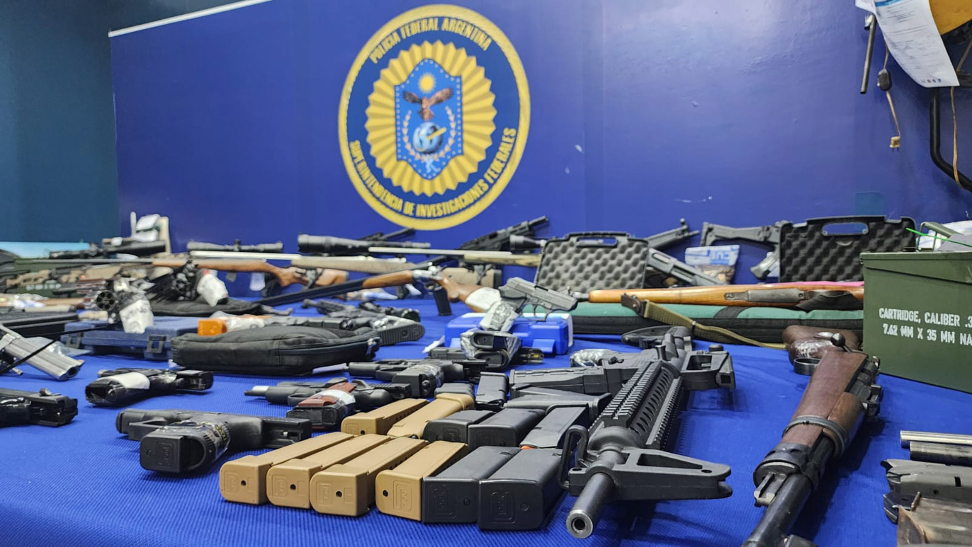 Tr&aacute;fico internacional de armas: 140 allanamientos contra una megabanda que vend&iacute;a ametralladoras