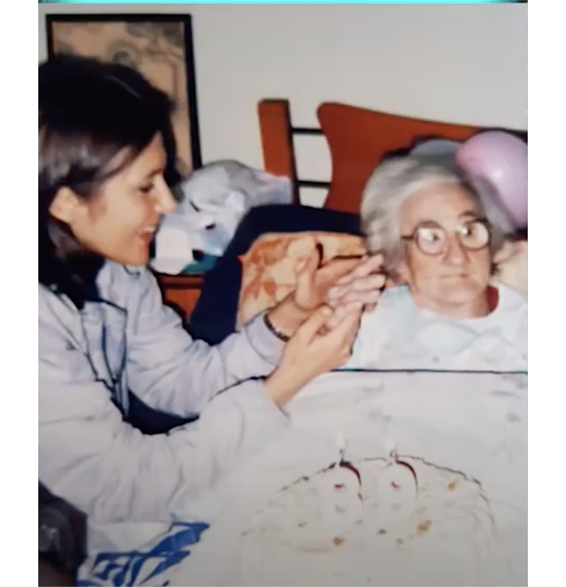 Cristina Pérez y su abuela Amparo poco antes de su fallecimiento, en 2005, a la edad de 90 años