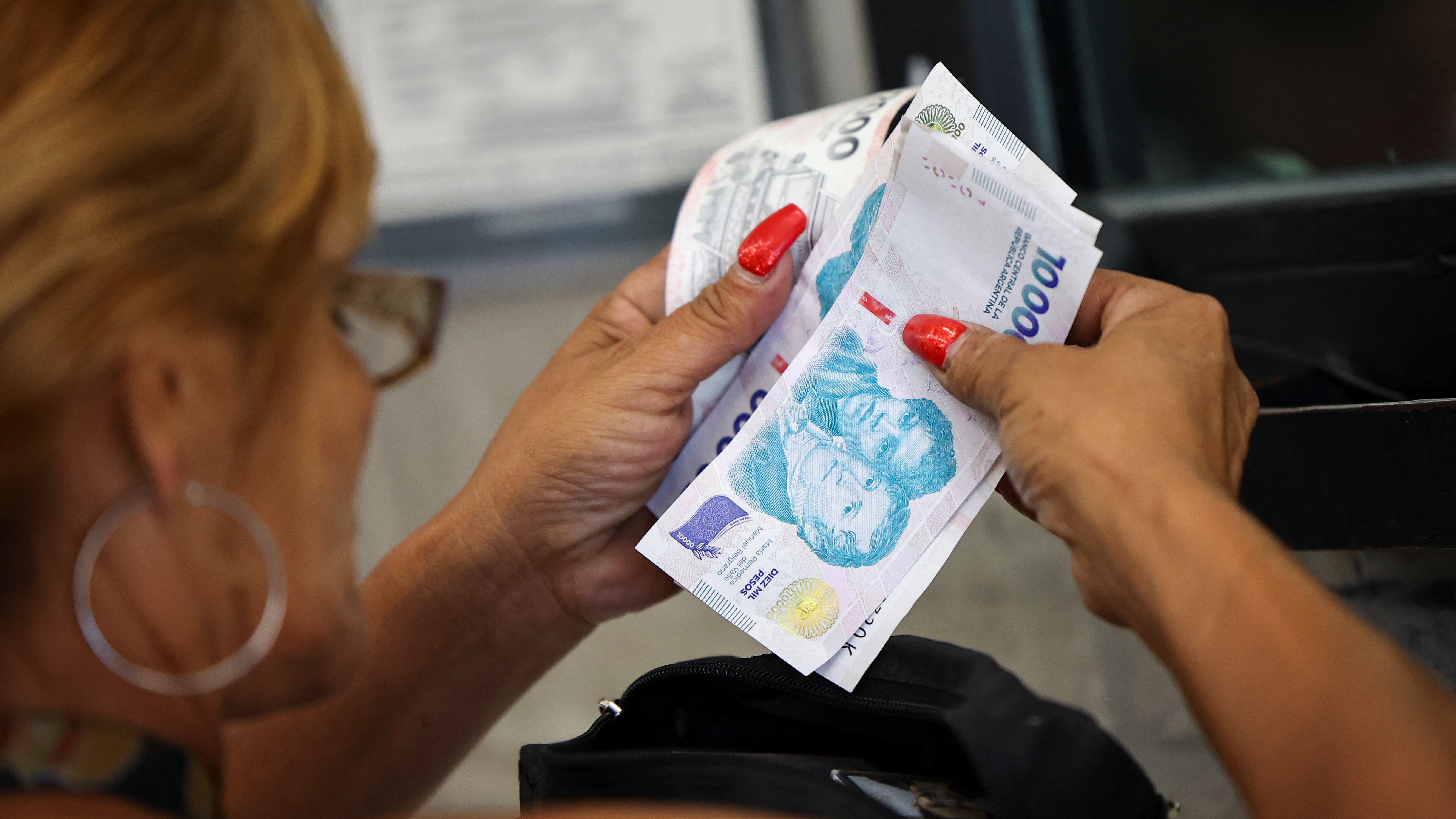 Menos recursos, más gastos: cayó el ingreso disponible de las familias en mayo y quedó 16,5% por debajo de 2023