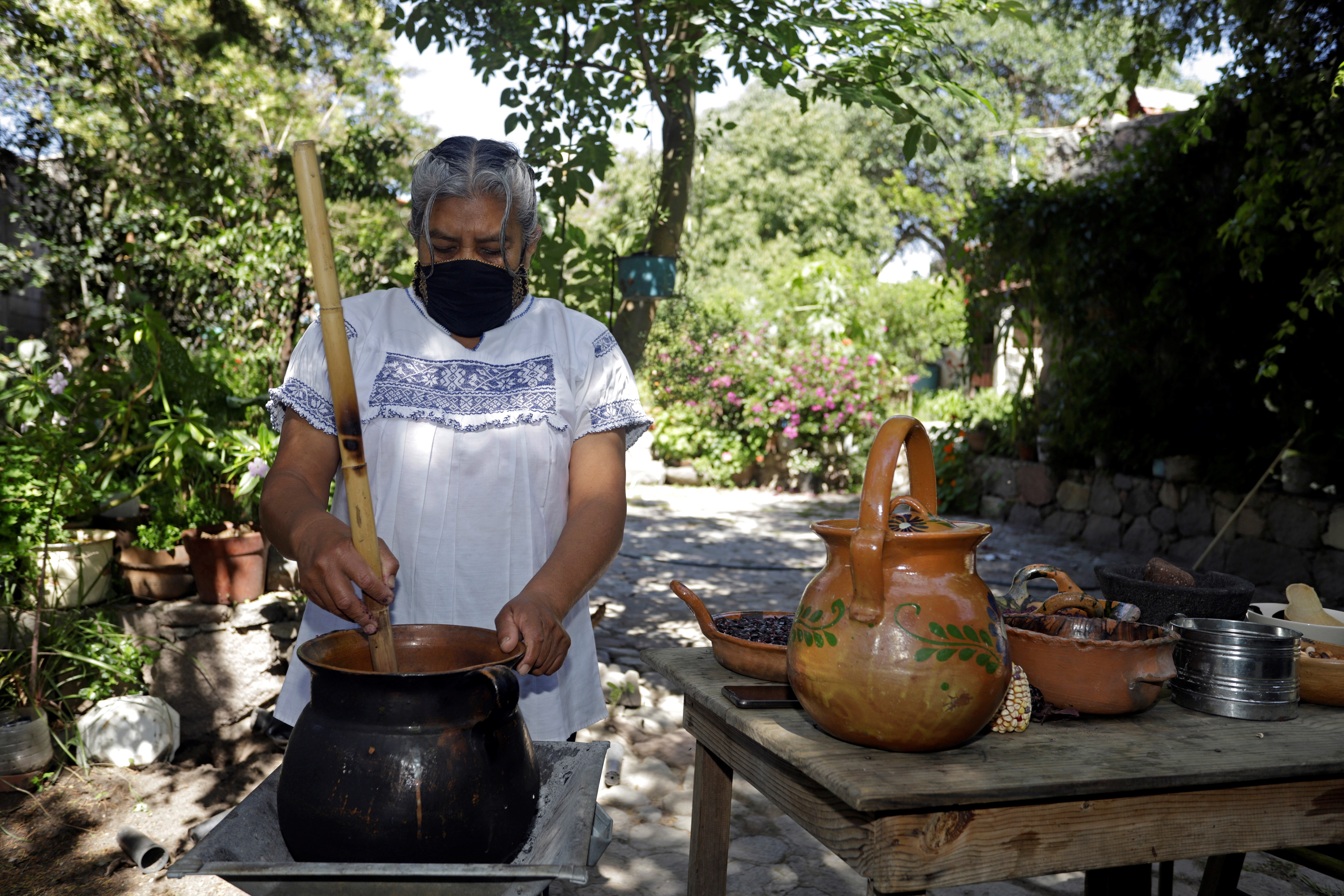 Una cocinera indígena ganó el concurso de los mejores platillos mexicanos  con su atole de maíz morado - Infobae