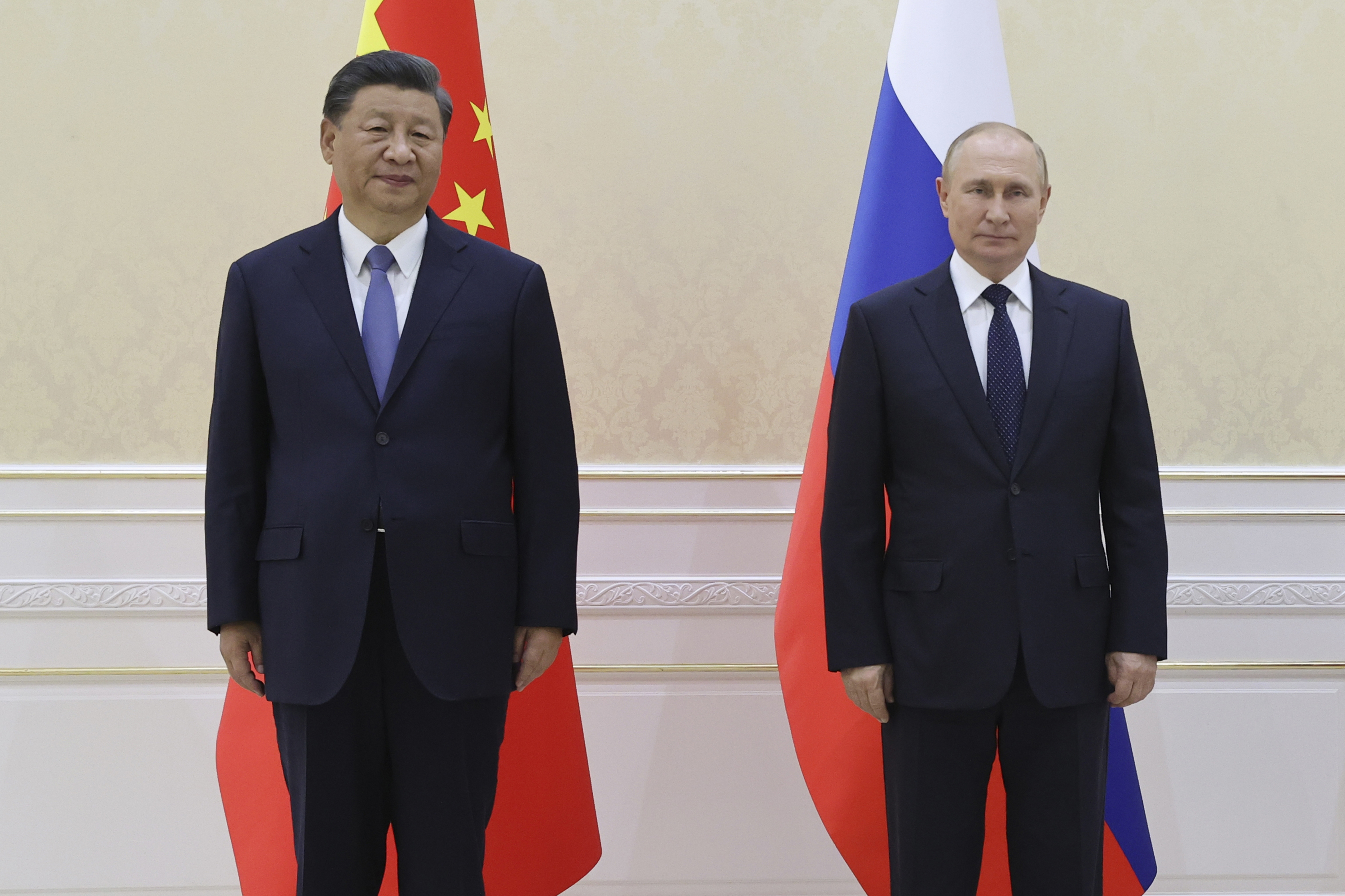 En esta imagen de archivo, el presidente de China, Xi Jinping (izquierda), y el de Rusia, Vladímir Putin, posa para una fotografía durante una cumbre de la Organización de Cooperación de Shanghai celebrada en Samarcanda, Uzbekistán, el 15 de septiembre de 2022. (Alexandr Demyanchuk, Sputnik, Kremlin Pool Foto vía AP, archivo)