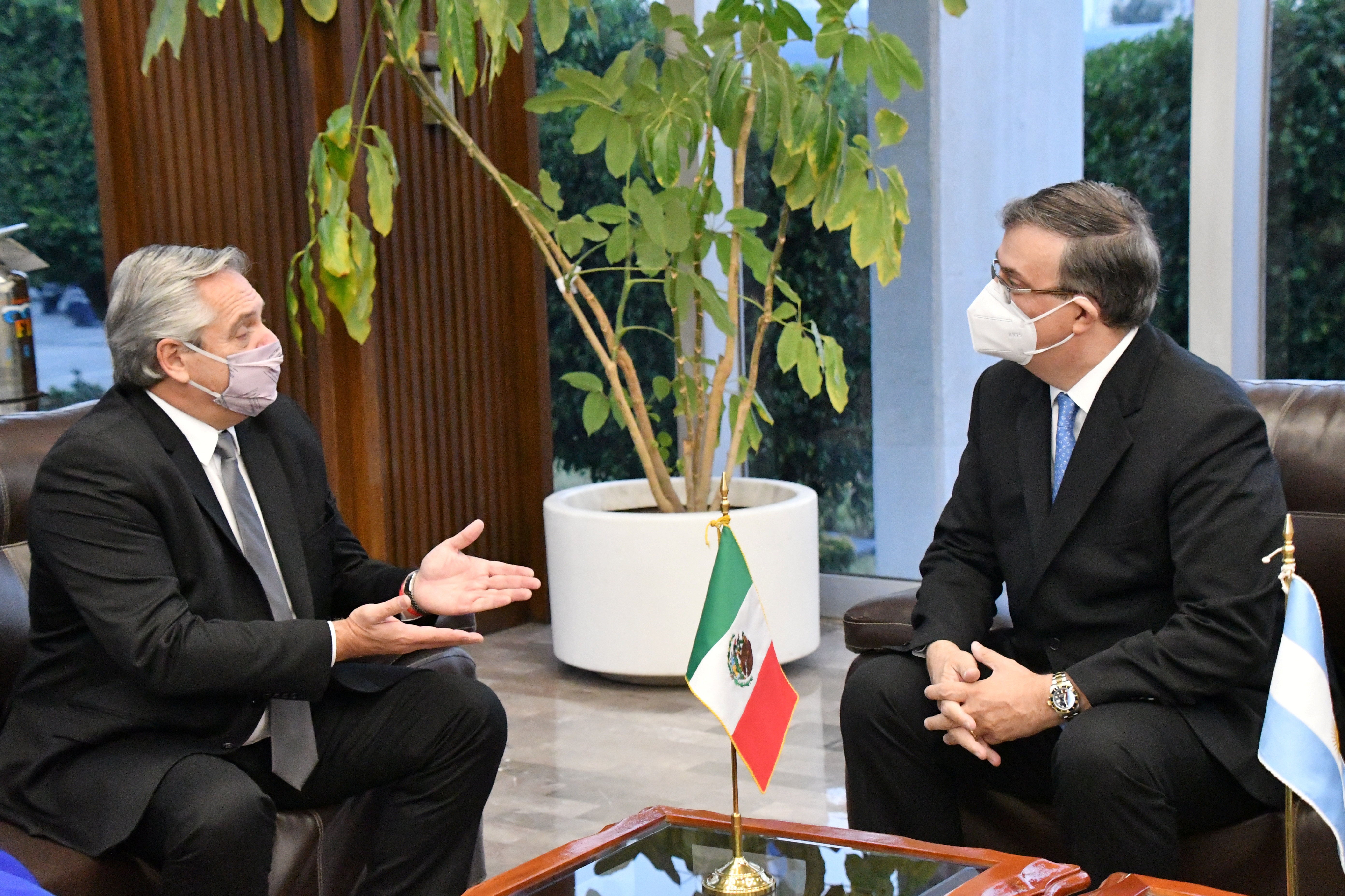 El presidente de Argentina Alberto Fernández y el secretario de Relaciones Exteriores de México Marcelo Ebrard.