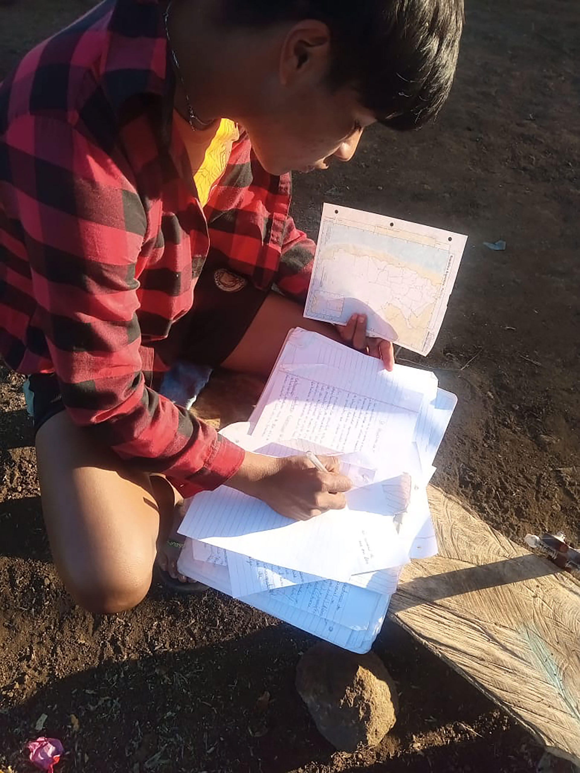 Mejor alumno de quinto año de la secundaria en el Bachillerato Pedagógico N° 2 José Manuel Estrada, a unos ocho kilómetros del hogar que comparte con sus padres, Lina y Ceferino