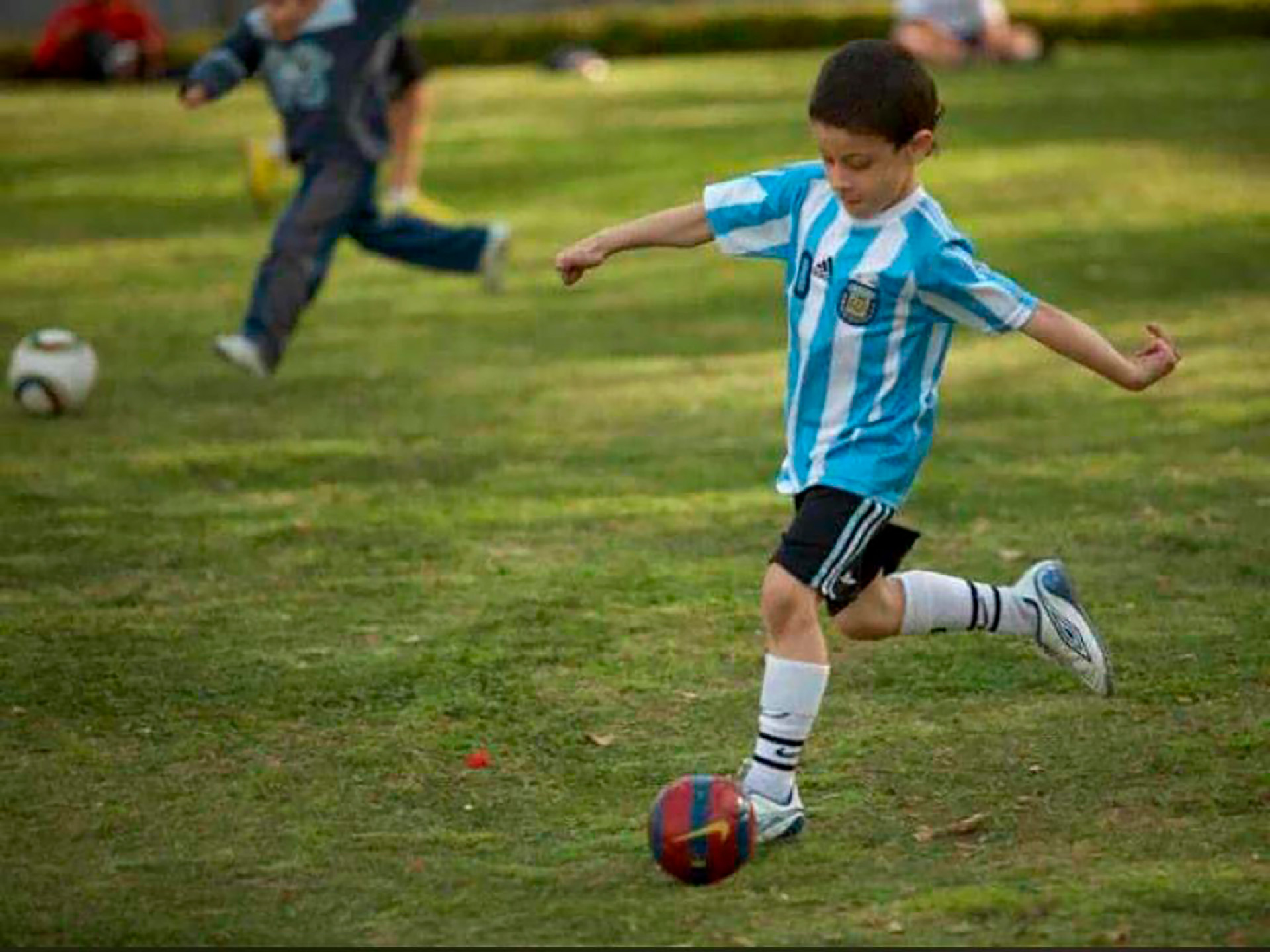 Otra postal de un picado en la plaza, con la casaca de la Selección: luego, pasaría por los combinados Sub 13, Sub 15, Sub 17 y Sub 20