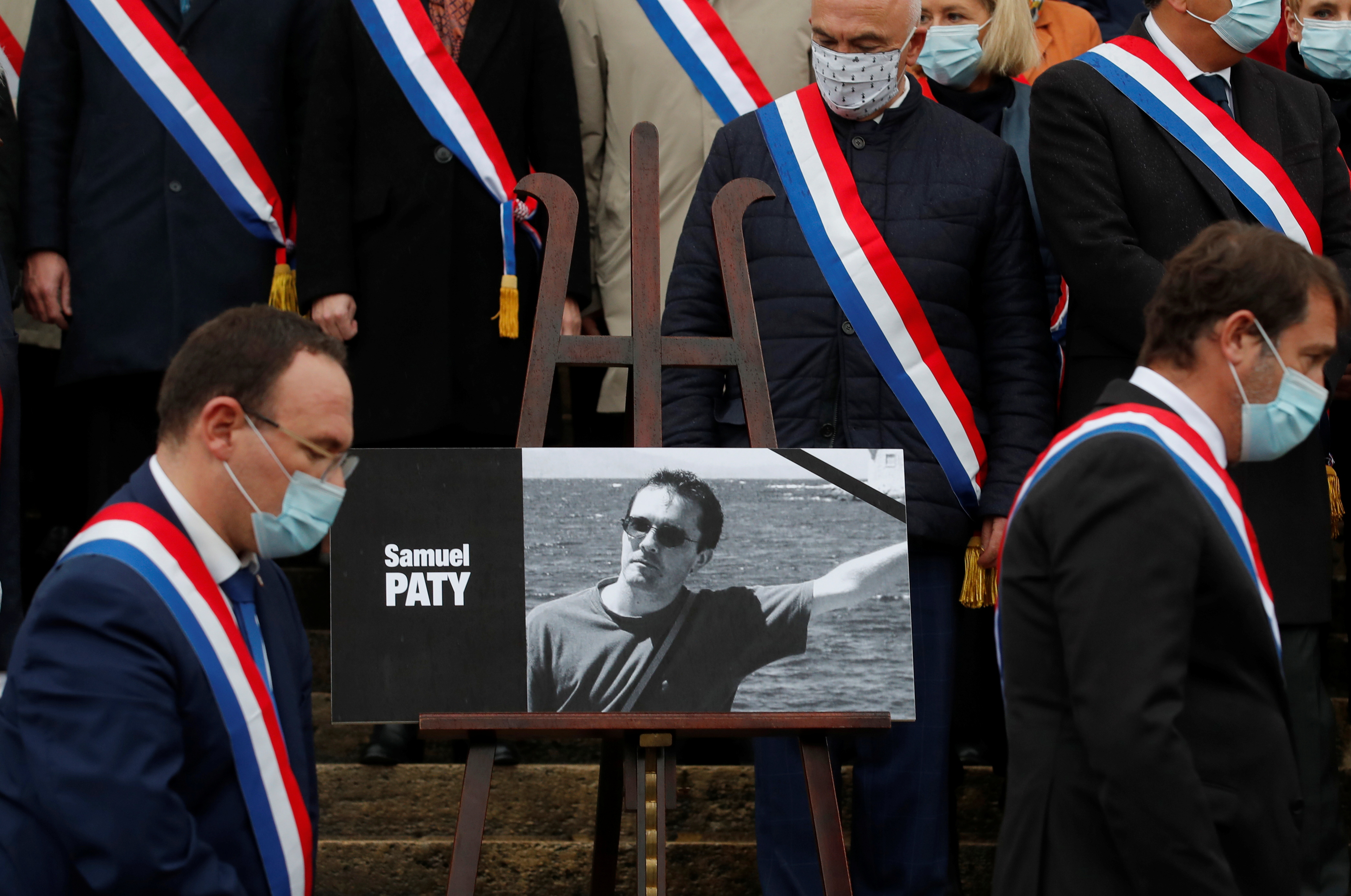 Los miembros del parlamento salen después de un homenaje a Samuel Paty, el profesor francés que fue decapitado en las calles del suburbio parisino de Conflans-Sainte-Honorine, el 20 de octubre de 2020 (REUTERS/Gonzalo Fuentes)
