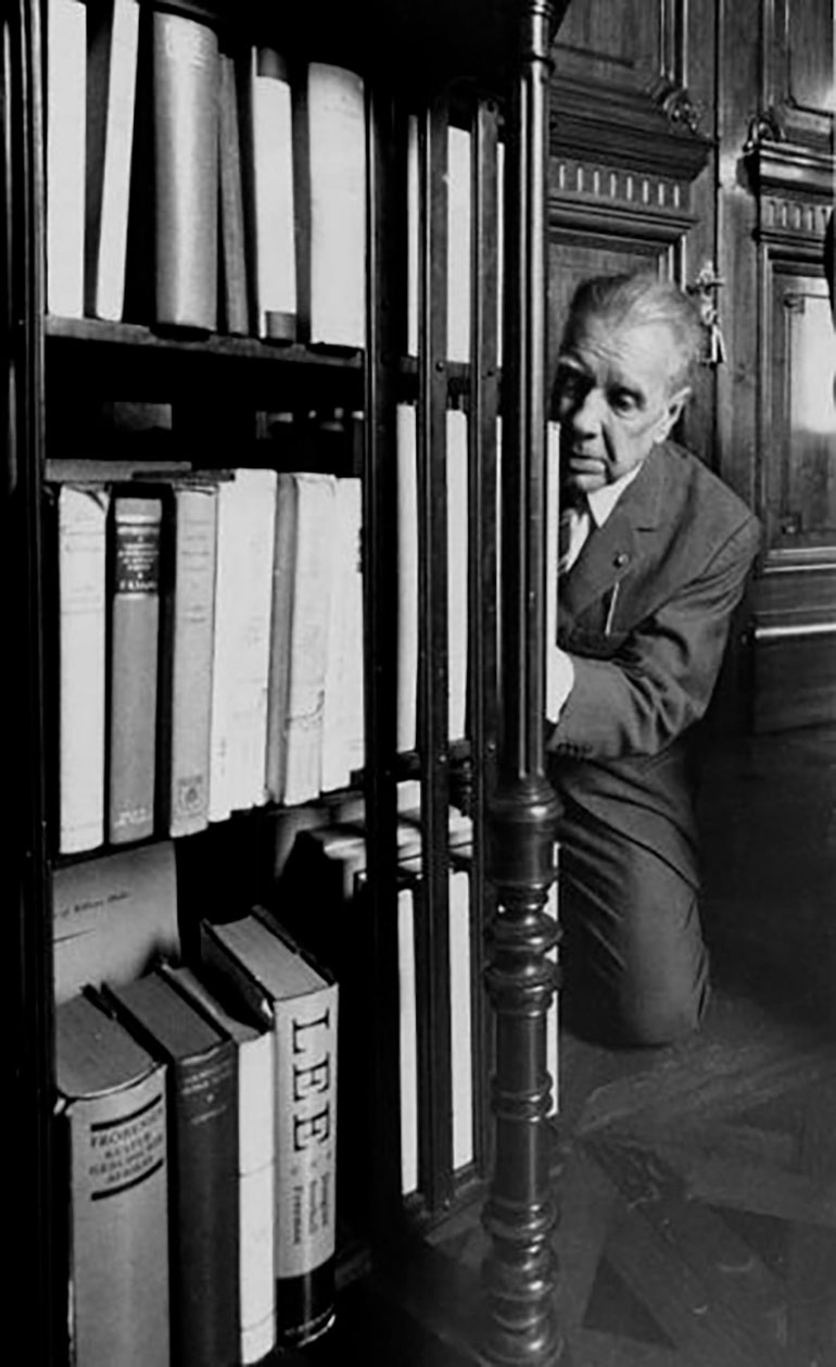 Borges en la biblioteca (Foto de Sara Facio)
