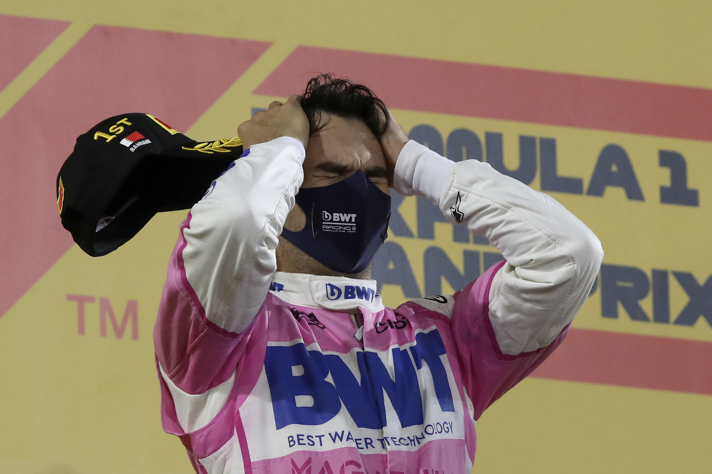 El piloto de Racing Point Sergio Pérez de México celebra su victoria en el Gran Premio de Fórmula 1 de Sakhir, Baréin el domingo 6 de diciembre de 2020.