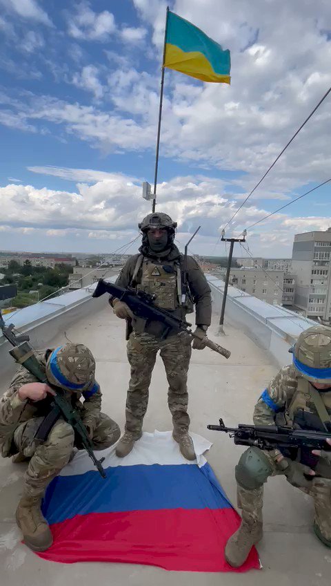Ucrania reconquista la ciudad clave de Balakliia. Esta imagen de Twitter muestra a los soldados que levantaron la bandera celeste y amarilla mientras pisotean la enseña rusa.