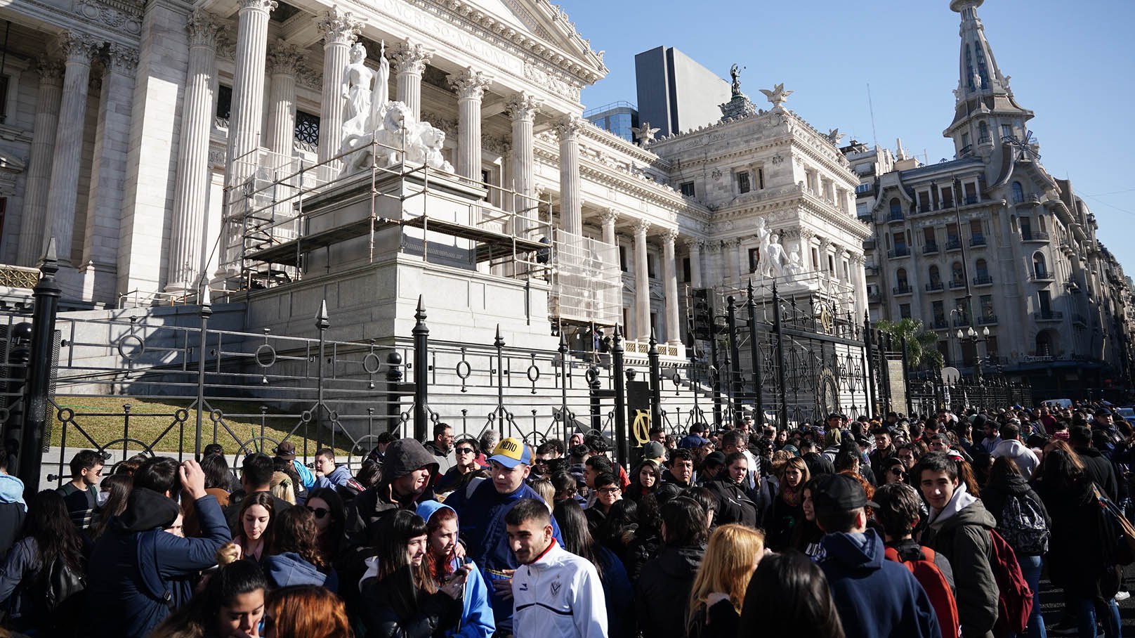 Cientos de manifestantes llegaron hasta el Congreso de la Nación, a la espera del discurso de Cristina Kirchner. (Franco Fafasuli)