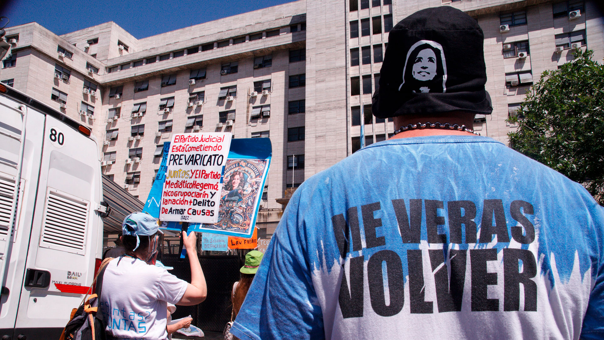 El veredicto de la Causa Vialidad, en vivo: Comienzan a llegar militantes a Comodoro Py para apoyar a Cristina Kirchner  