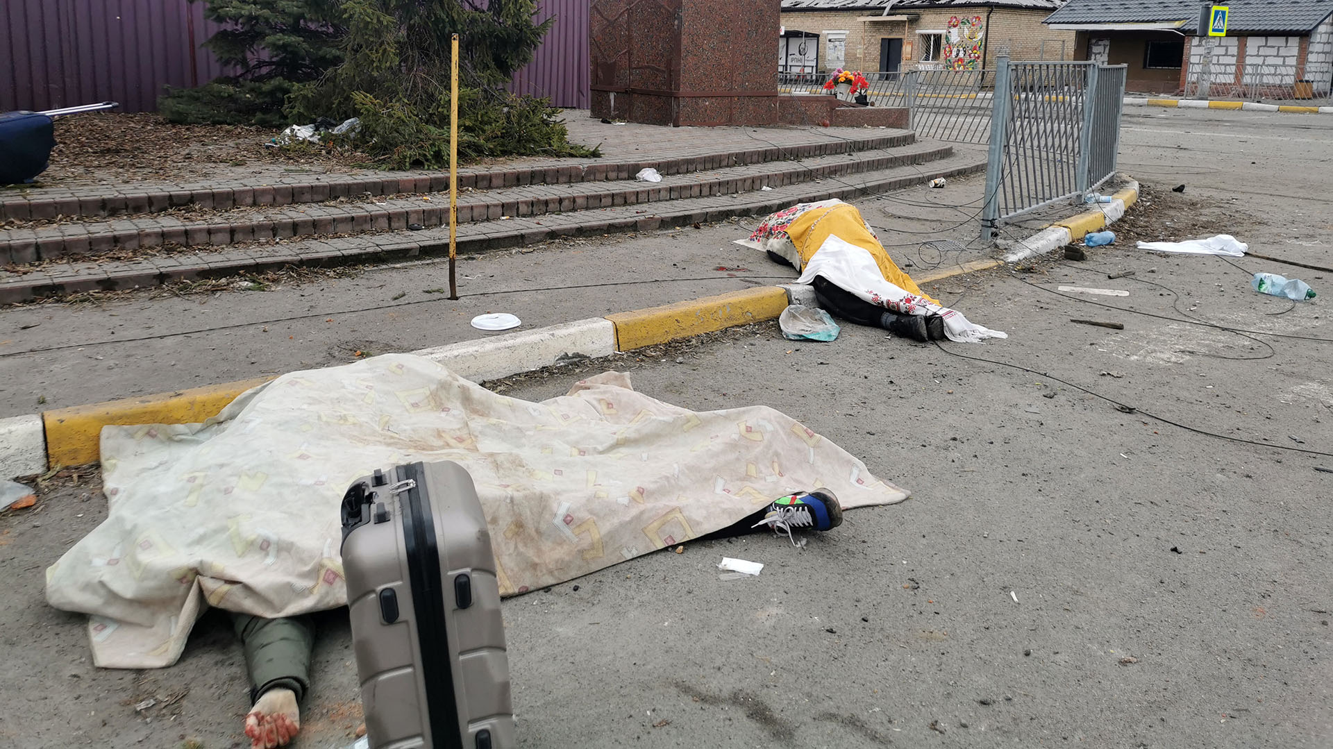 Los cuerpos de las personas que murieron cuando intentaban evacuar la ciudad de Irpin, al noroeste de Kiev, durante los intensos bombardeos rusos. (Daphne ROUSSEAU / AFP)