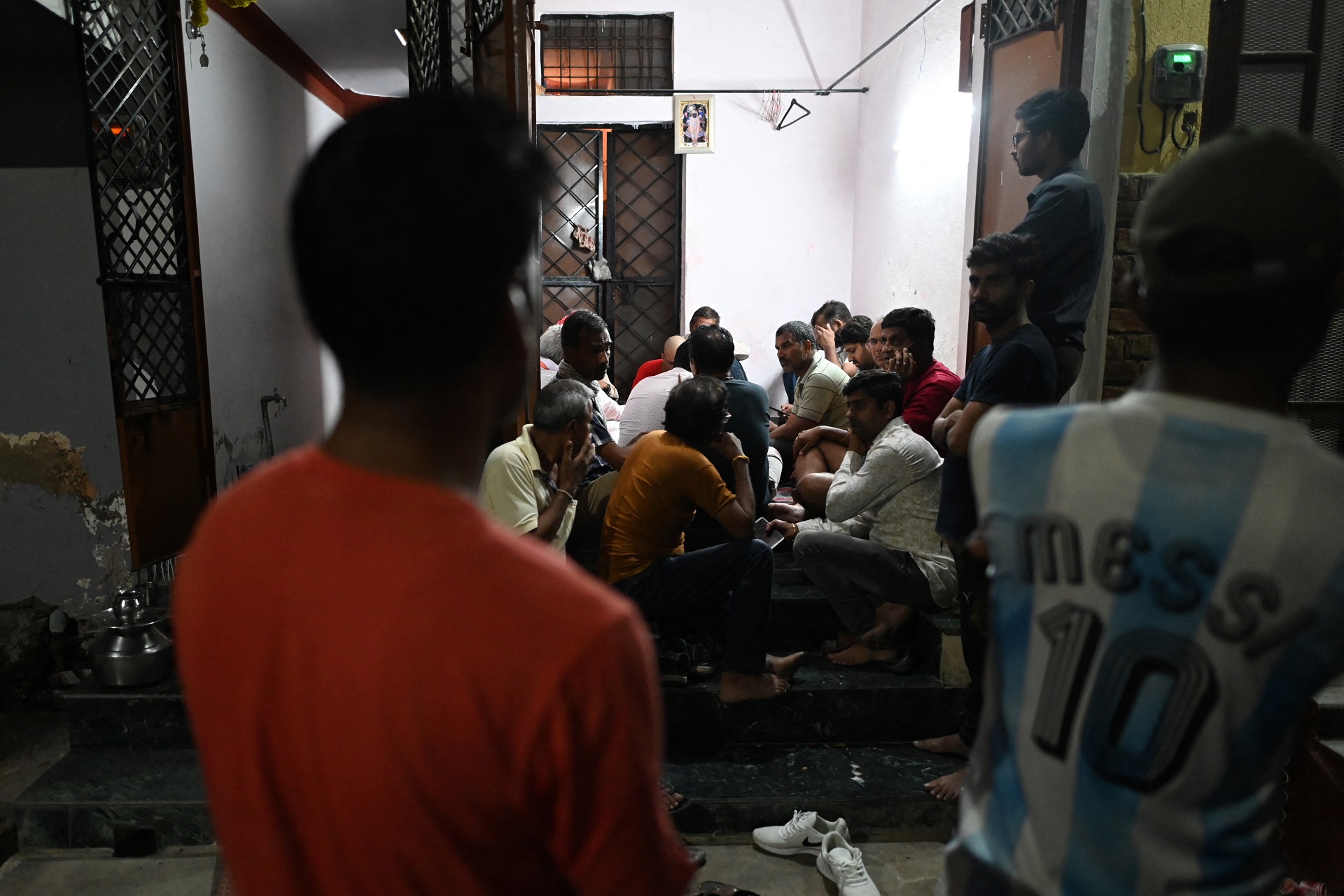 Muchos se acercaron a la casa de la víctima (AFP)