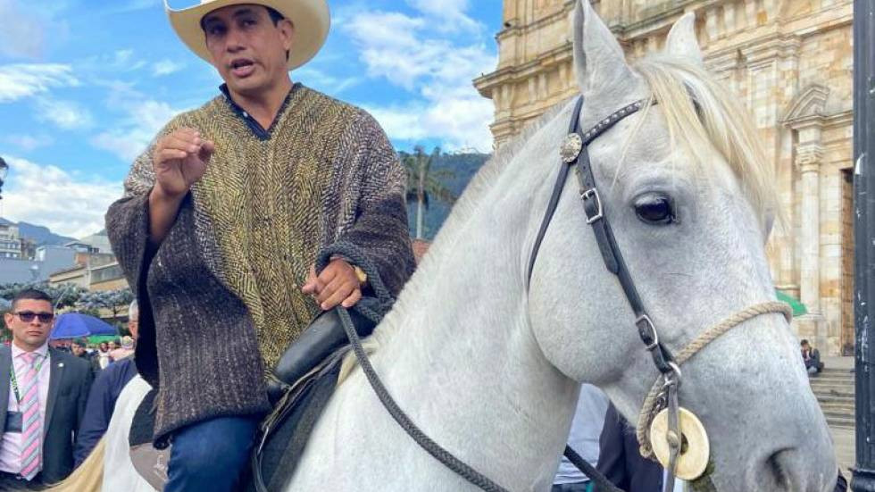 Senador uribista que llevó un caballo al Congreso no respaldó el proyecto para prohibir el maltrato animal