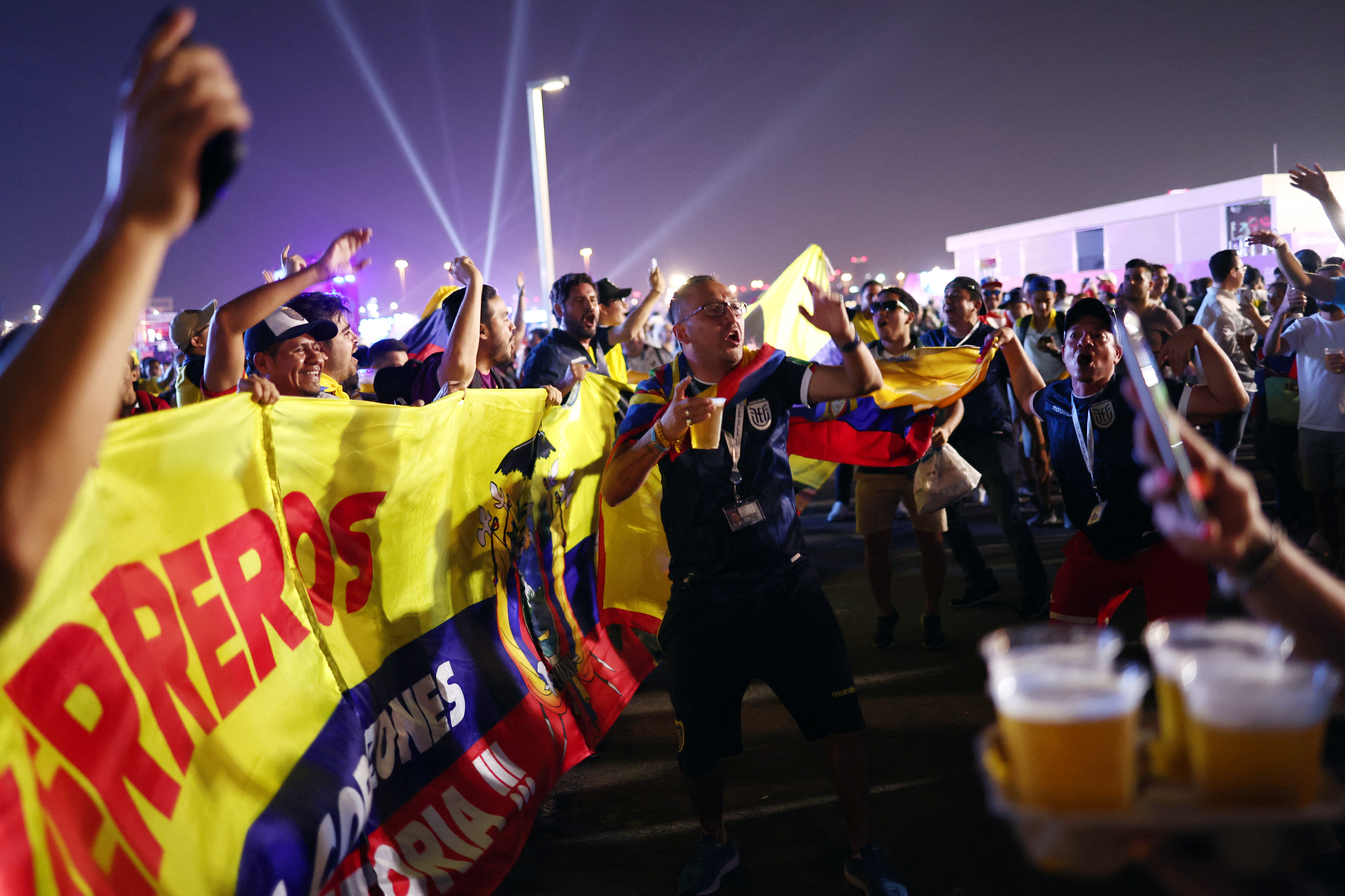 Fanáticos de Ecuador beben cerveza en el Fan Fest un día antes del partido inaugural (REUTERS/Marko Djurica)