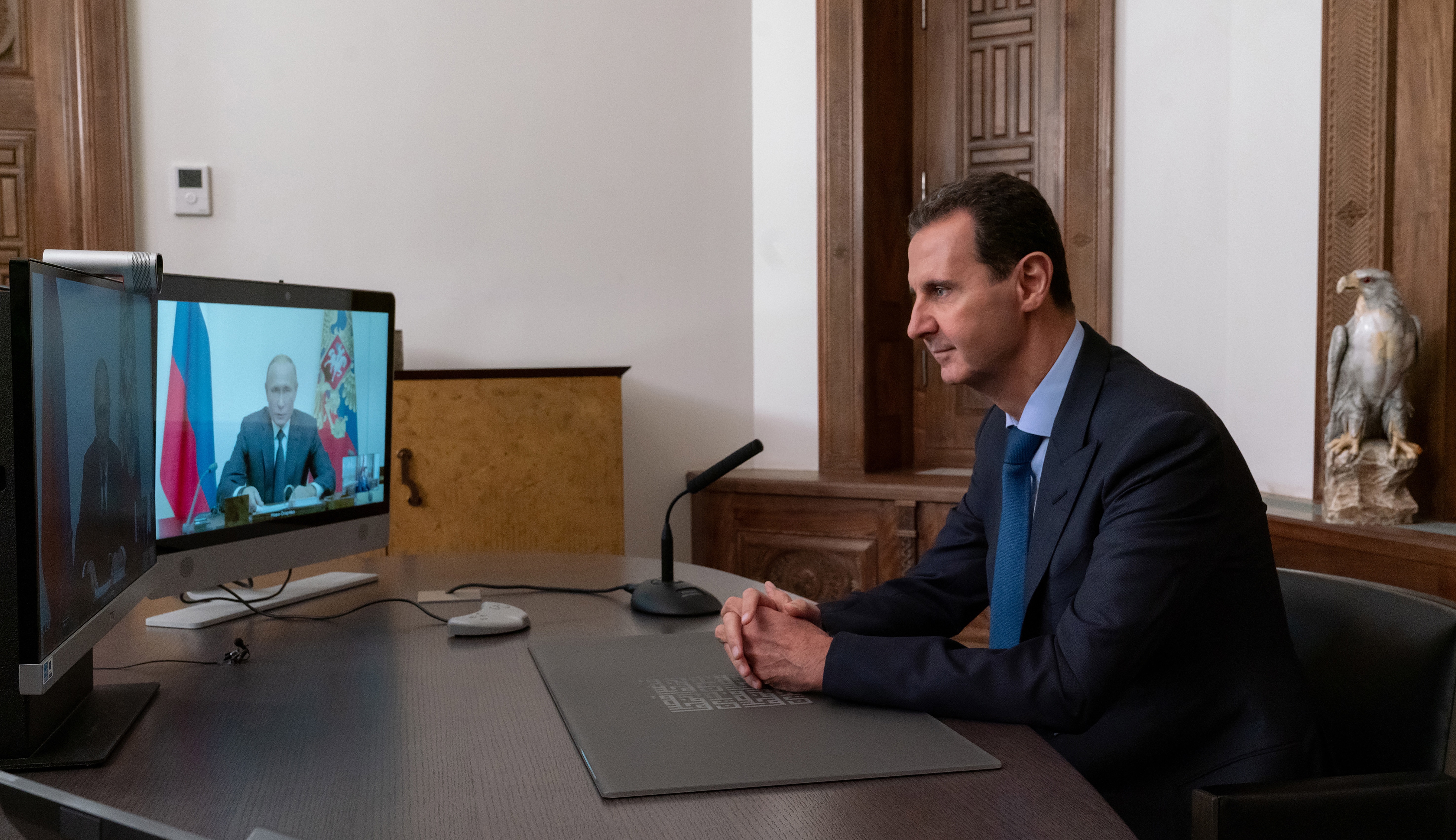 El presidente de Rusia, Vladímir Putin, (I) en una videoconferencia con su homólogo sirio, Bachar Al Asad (d). HANDOUT
