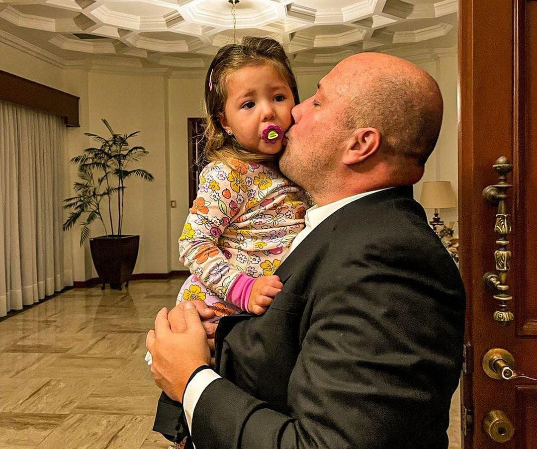 Enrique Alfaro y su hija de 3 años dieron positivo a COVID-19, ambos son asintomáticos. (Foto: Instagram/ enriquealfaror)