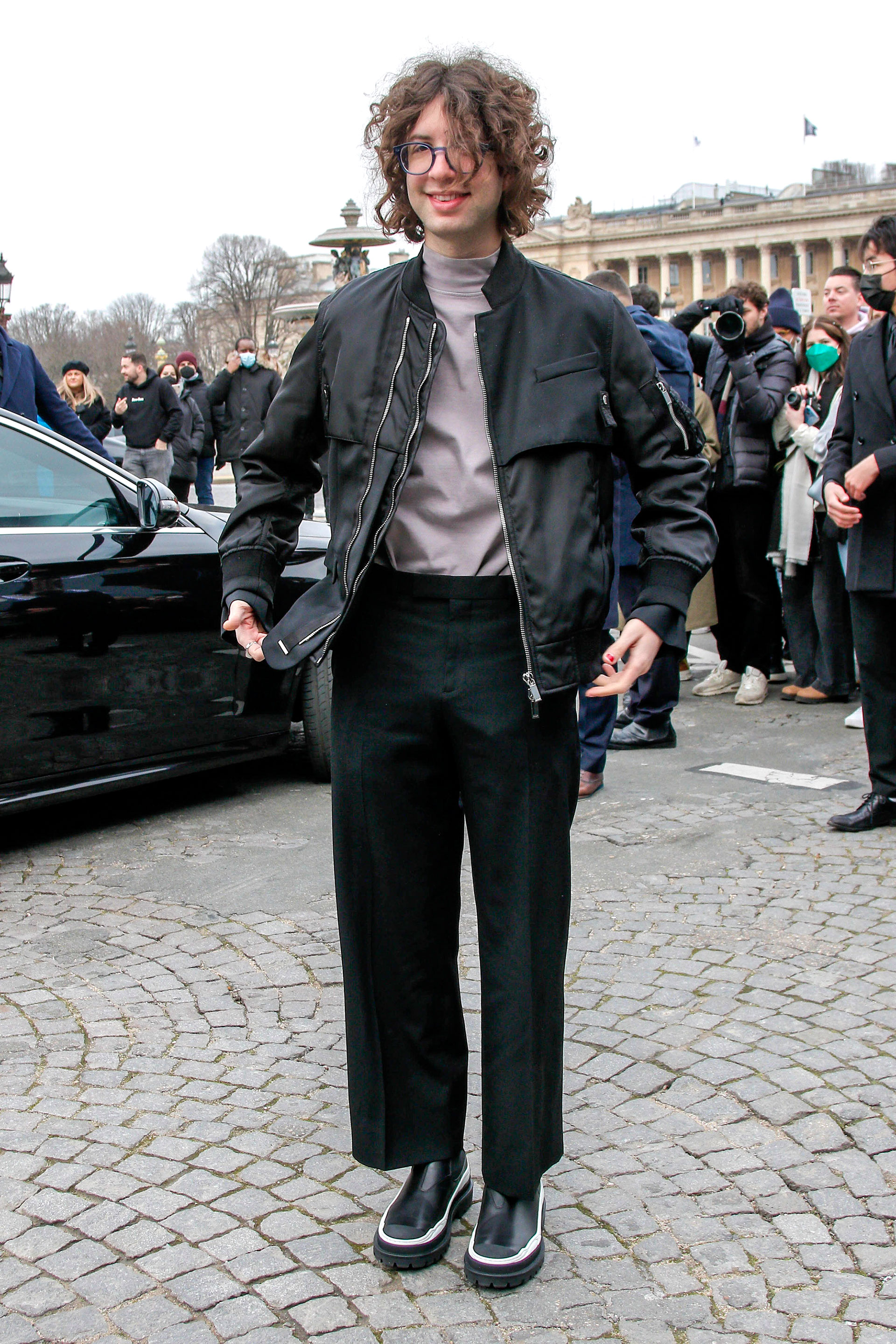 Lucas, el hijo de Mick Jagger, asistió a un exclusivo desfile de moda en París, Francia. Lució un pantalón negro que combinó con su campera estilo bomber y una polera gris