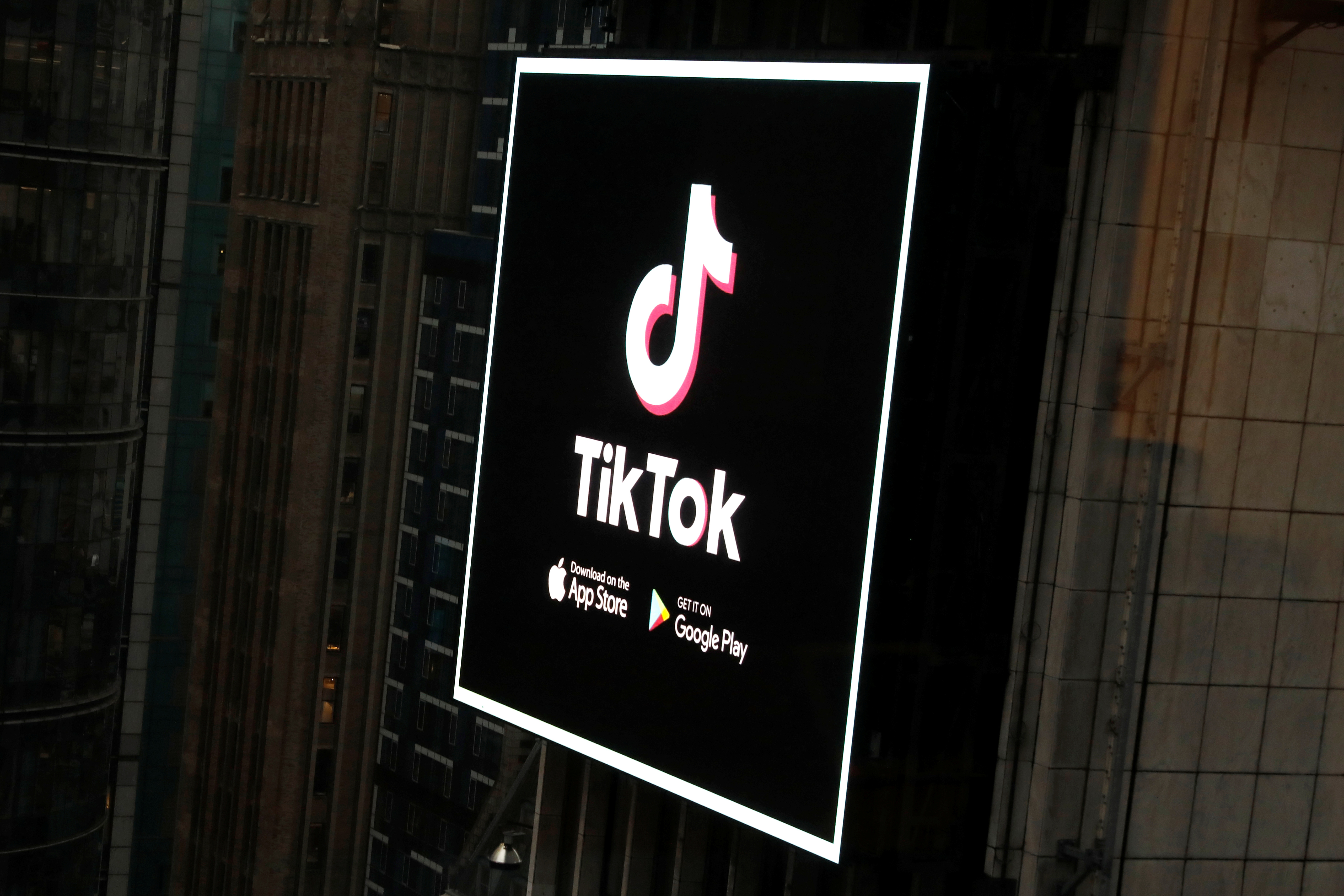El logotipo de TikTok se ve en una pantalla sobre Times Square en la ciudad de Nueva York, EE. UU., 6 de marzo de 2020. REUTERS/Andrew Kelly