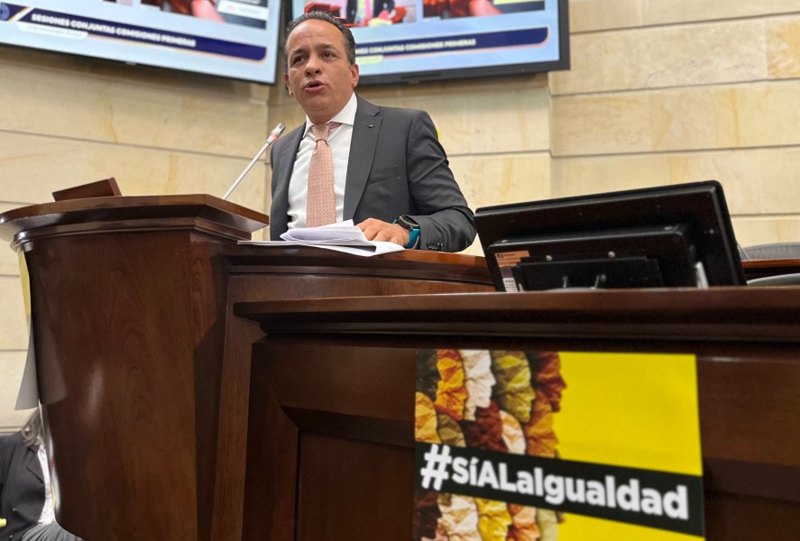 El nuevo presidente del Senado, Alexander López, aseguró que Petro está angustiado por sus reformas