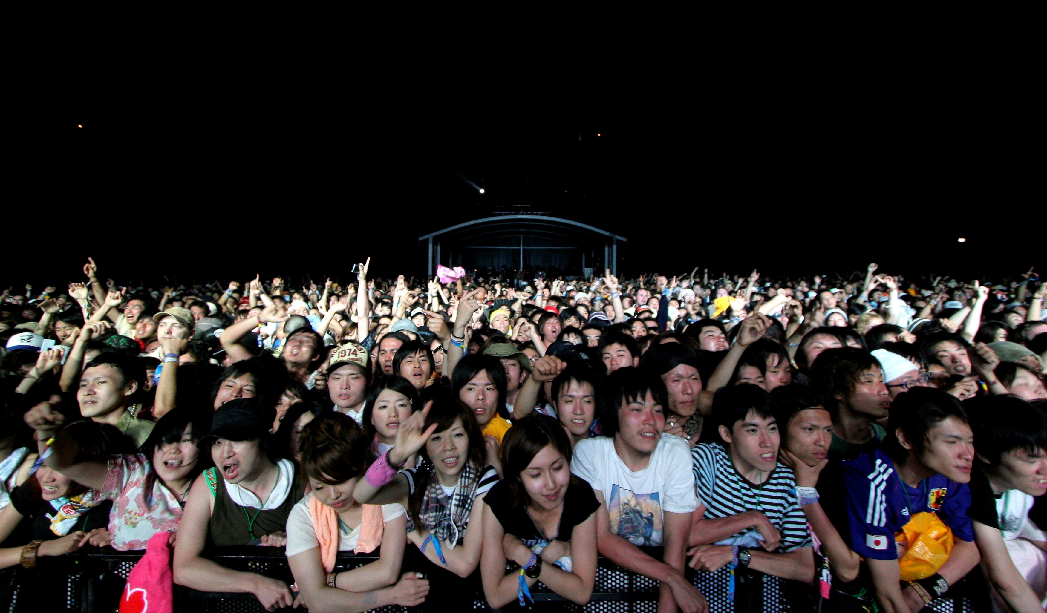 Una multitud de espectadores disfrutan de un concierto en el Fuji Rock Festival en Japón (EFE/Franck Robichon/Archivo)