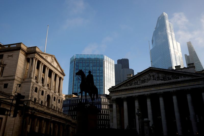 FOTO DE ARCHIVO: El Banco de Inglaterra y el distrito financiero de la City de Londres, Reino Unido, 5 de noviembre de 2020. REUTERS/John Sibley