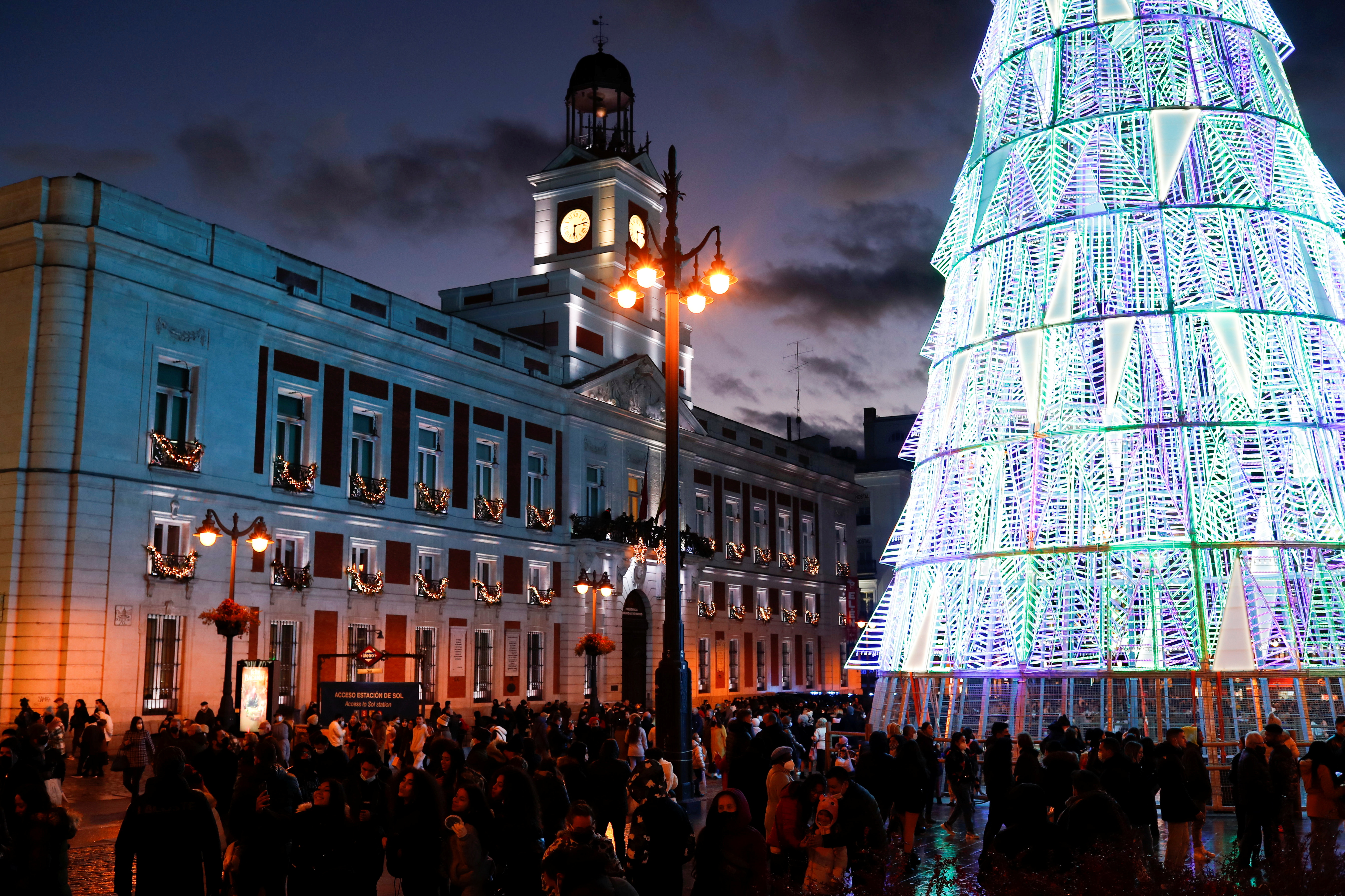 Una imagen navideña de la Puerta del Sol, en Madrid (REUTERS/Susana Vera)