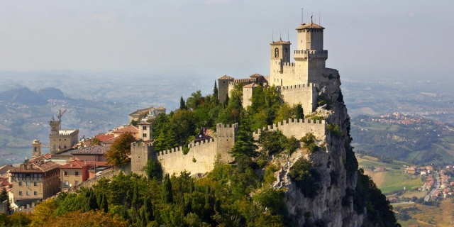 Las torres y la fortificación de San Marino sobre el Monte Titano