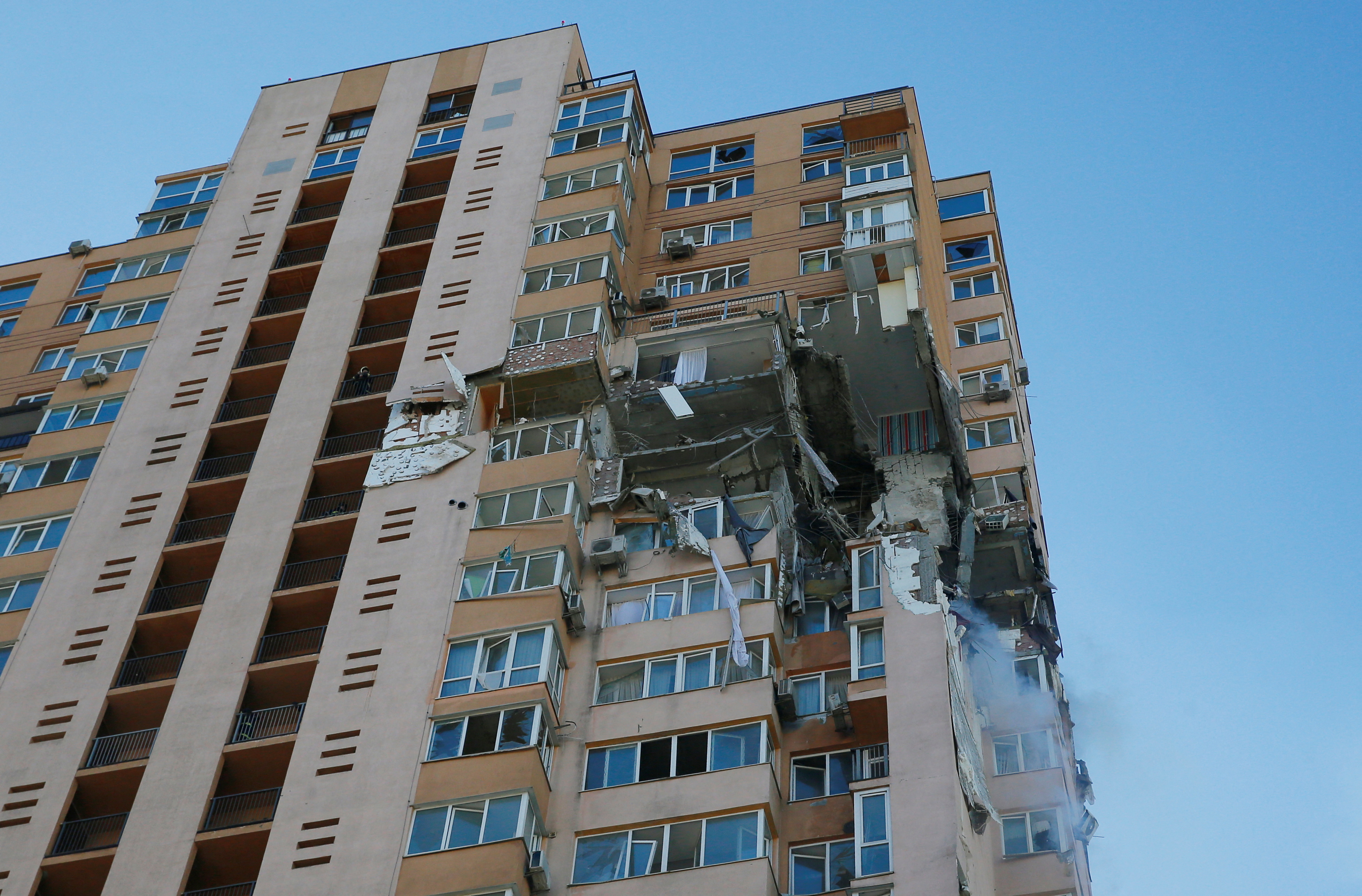 Dos pisos del edificio se vieron afectados (REUTERS/Gleb Garanich)