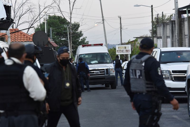 Una ambulancia es rodeada por policías en la escena del crimen donde presuntos miembros de la FM mataron al menos a 13 policías (Foto: REUTERS/Jose Aguilar)