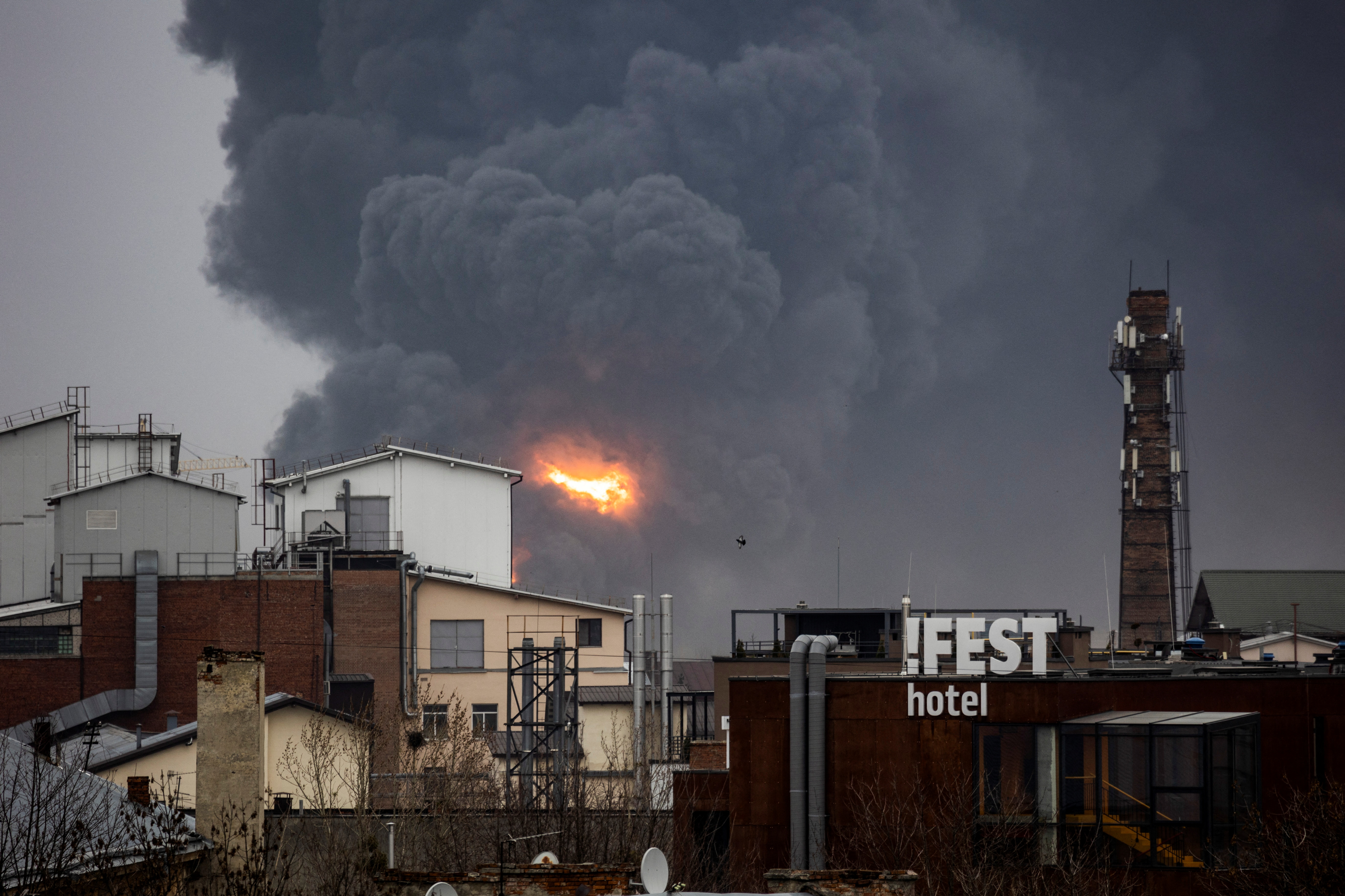 Fuego y humo por los ataques rusos en Lviv (REUTERS/Sodel Vladyslav)