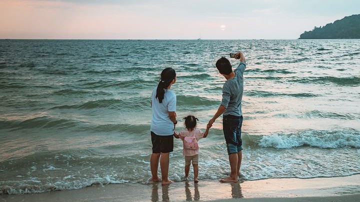 Una familia se toma una selfie en una playa durante un período de descanso.  (Foto: Pixabay)