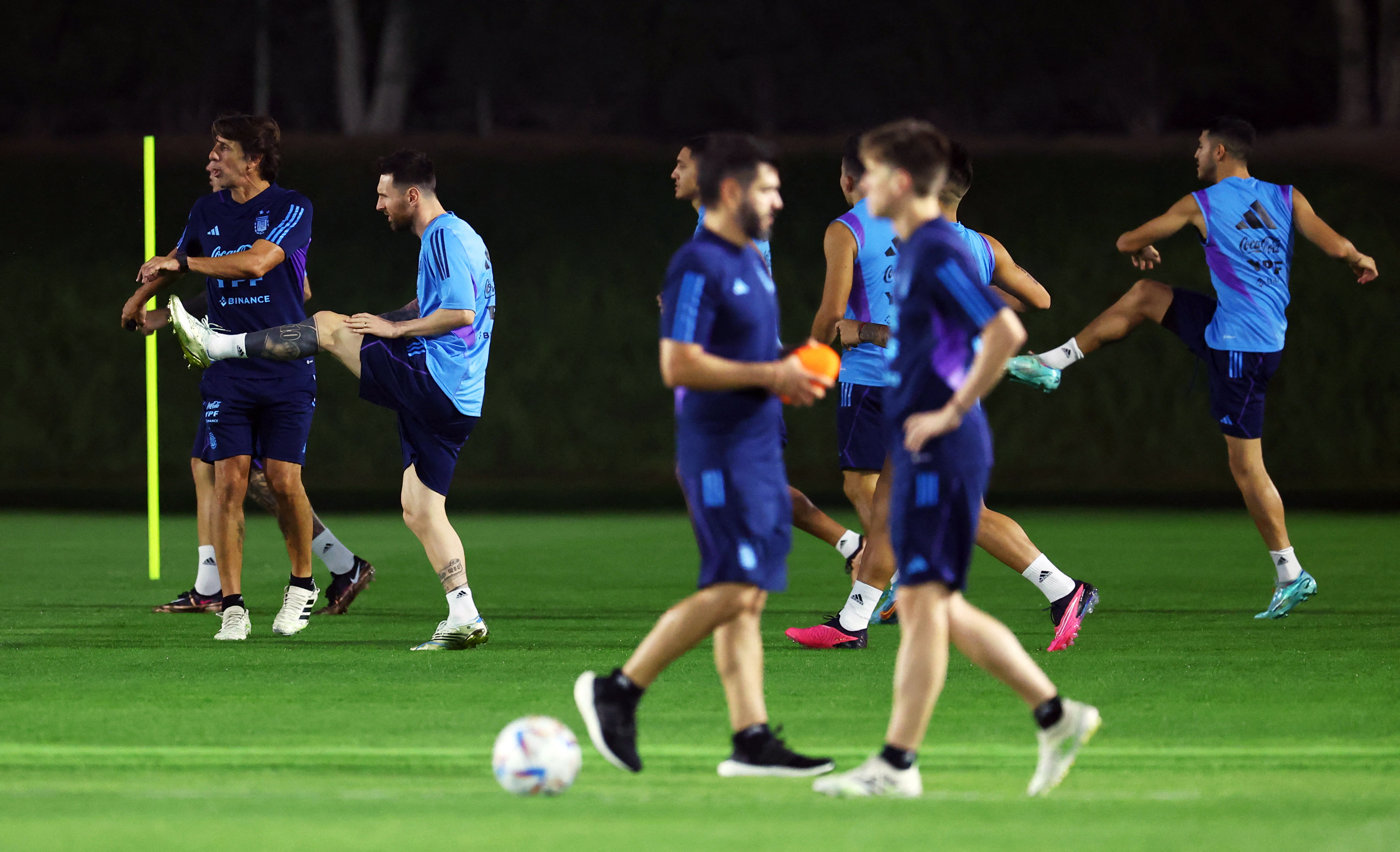 El entrenamiento de la selección argentina: Di María trabajó con normalidad y “el equipo de las pecheras” que piensa Scaloni para enfrentar a Países Bajos  