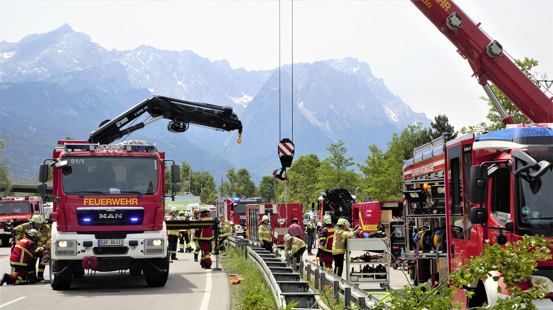 Am 3. Juni 2022 wurden Rettungskräfte und Feuerwehrautos auf der Autobahn in der Nähe der Unfallstelle eines entgleisten Zuges bei Bergrein bei Karmisch-Bartenkirchen in Süddeutschland gesichtet.  (Foto: Joseph Hornsteiner / Münchner Merkur / AFP)