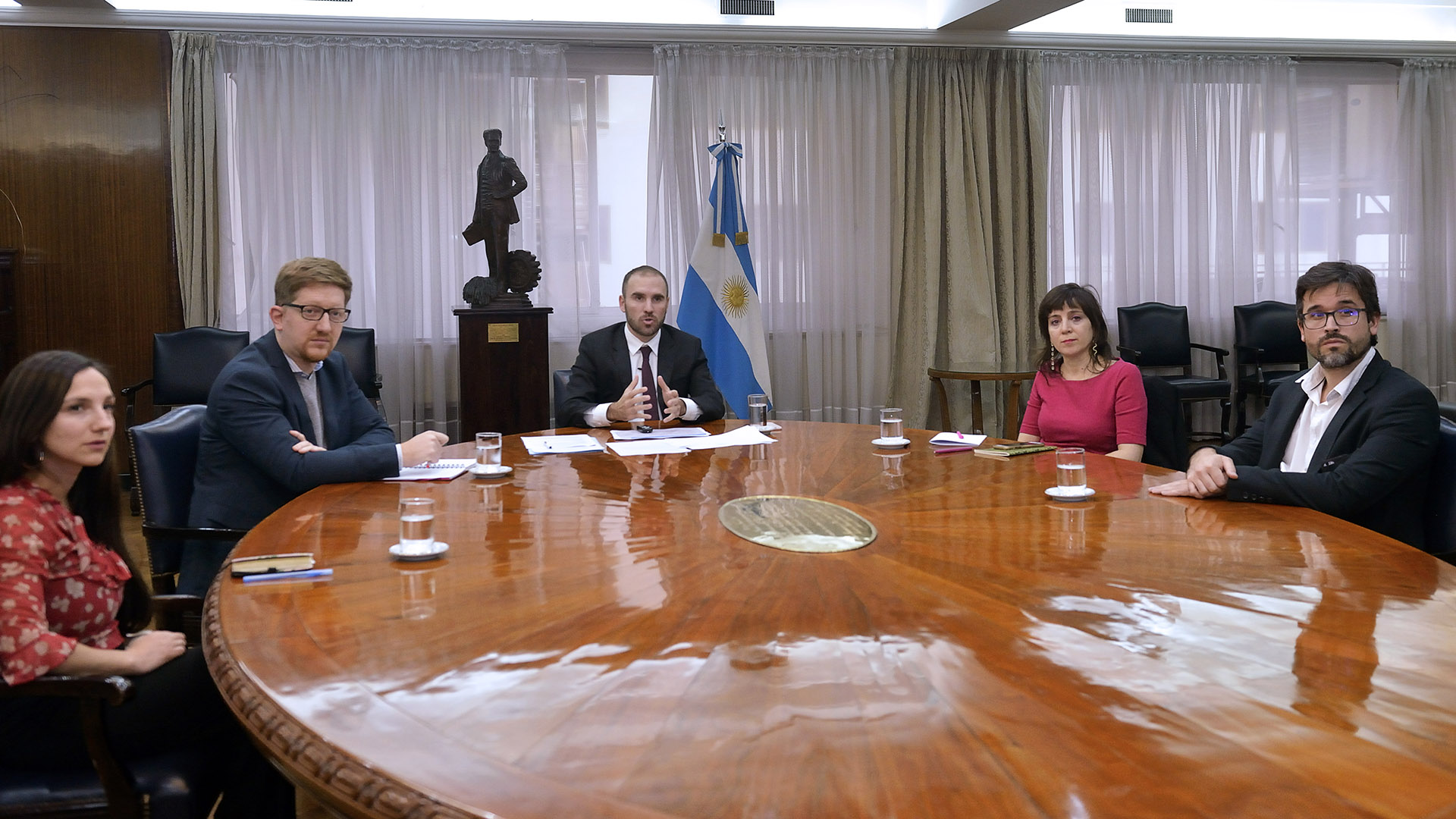 El ministro Guzmán y sus asesores, durante la reunión "virtual" con académicos organizada por Stiglitz desde la Universidad de Columbia