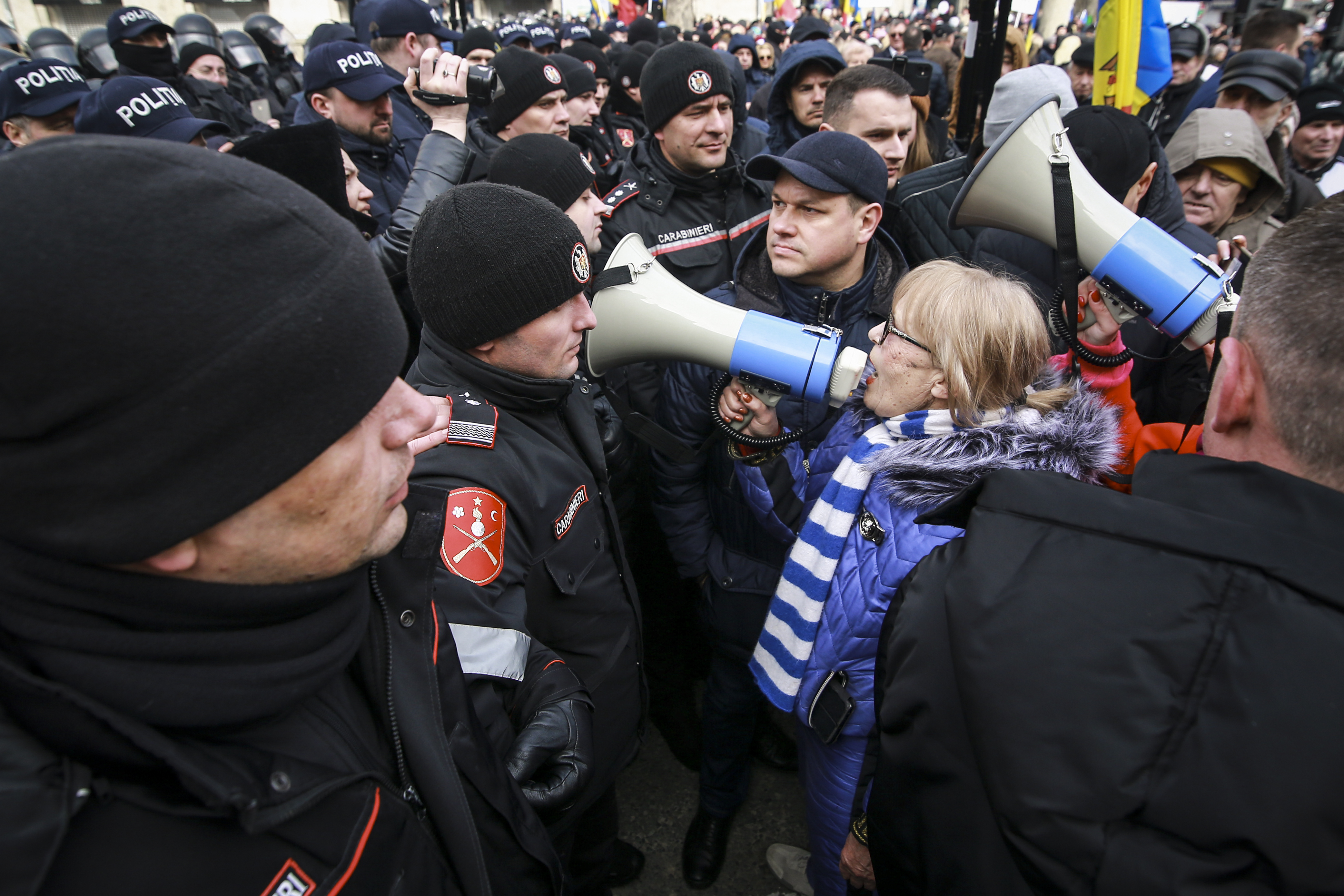 Una mujer grita por un altavoz durante una protesta el martes 28 de febrero de 2023, en Chisináu, Moldavia. (AP Foto/Aurel Obreja)