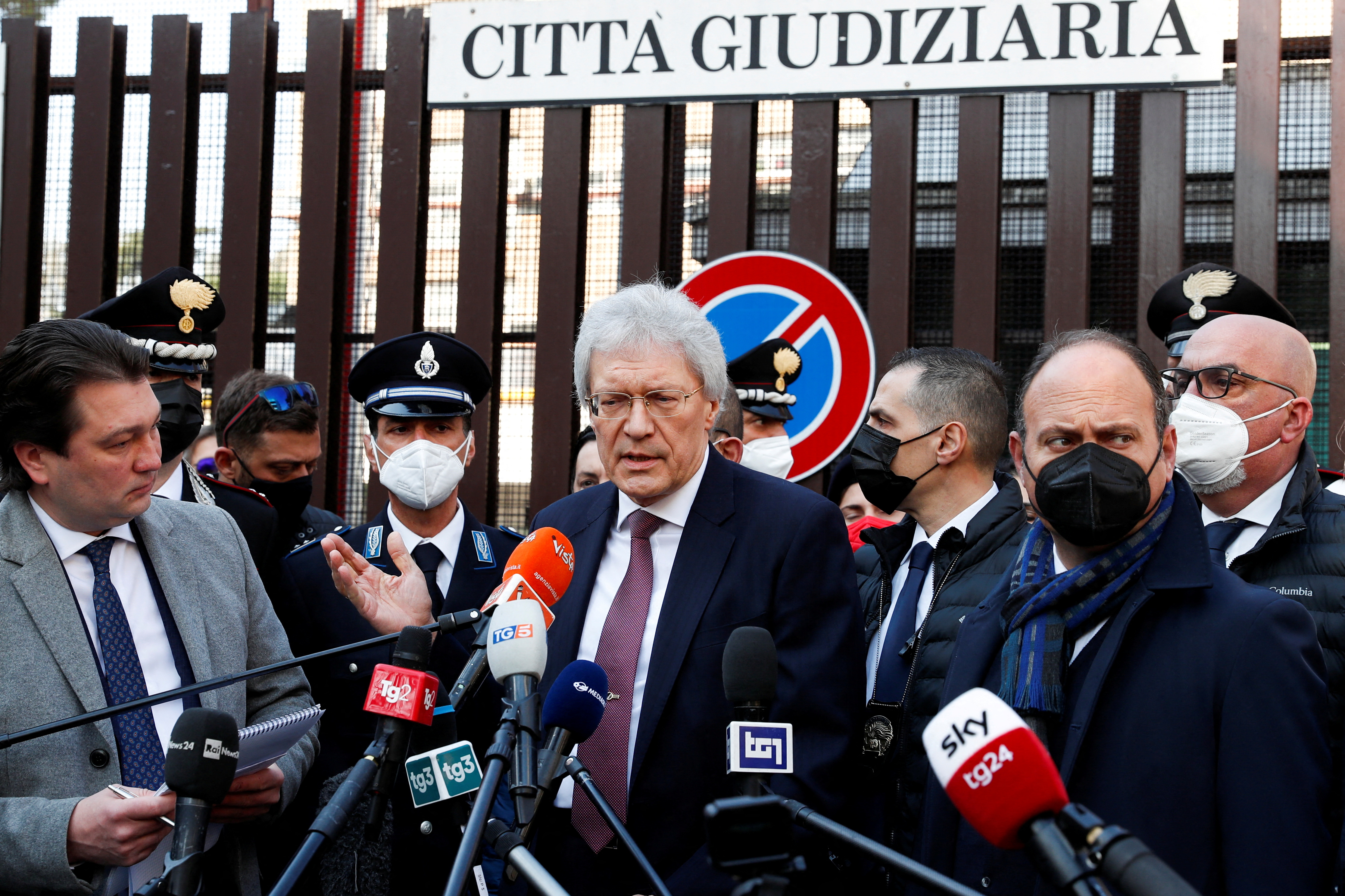 El embajador ruso en Italia, Sergey Razov, habla ante la prensa frente a la fiscalía de Roma, Italia, el 25 de marzo de 2022. REUTERS/Remo Casilli