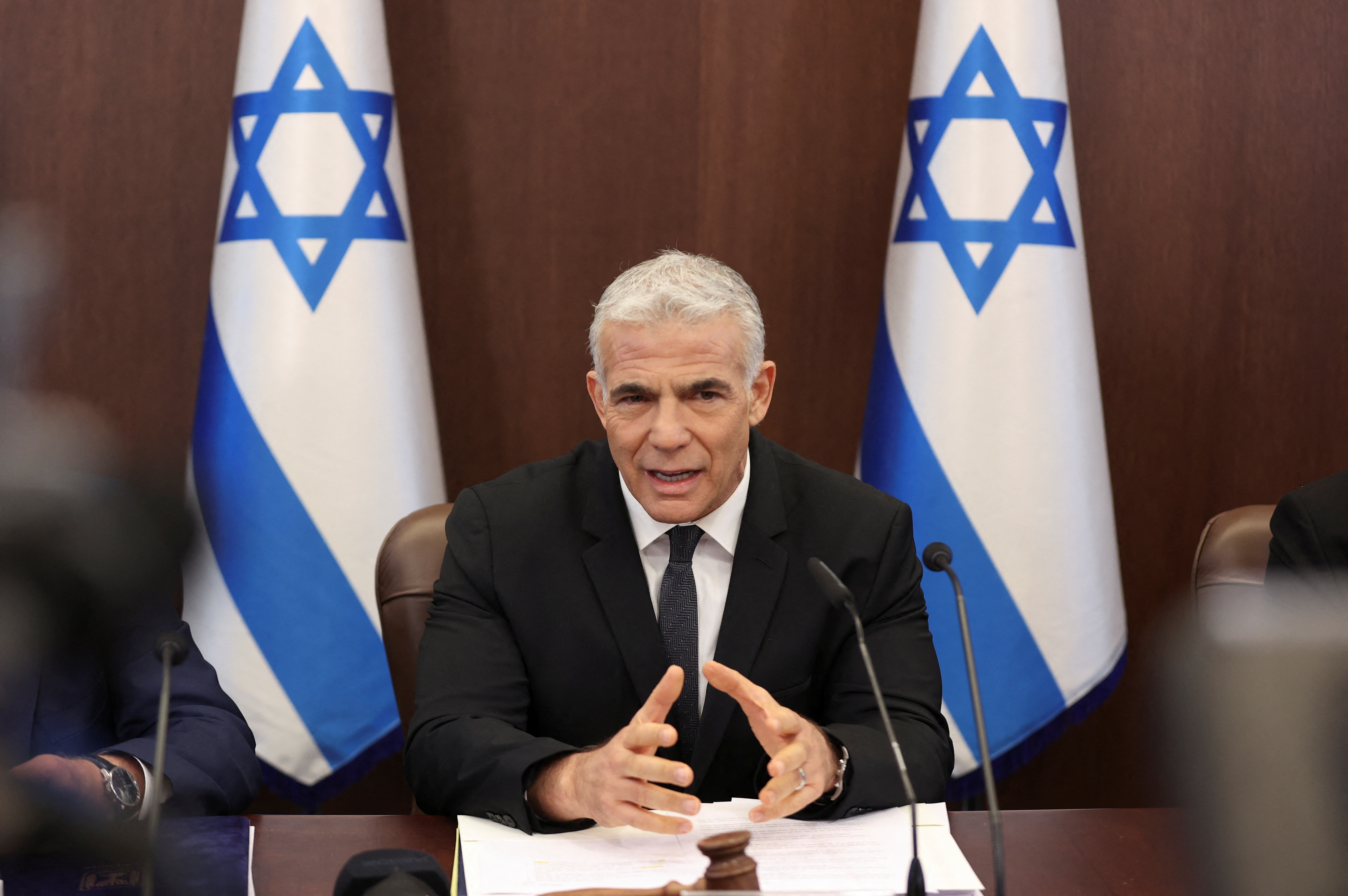 El primer ministro israelí Yair Lapi dijo que Irán debe ser sometido a la presión “de una amenaza militar creíble” para que acepte los términos de un nuevo acuerdo (Abir Sultan via REUTERS)