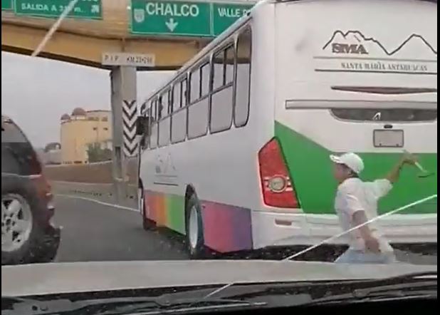 El momento en que un camionero se le cerró un automóvil para agredirlo en la autopista México-Puebla (Foto: Twitter/@Soymemomartinez)