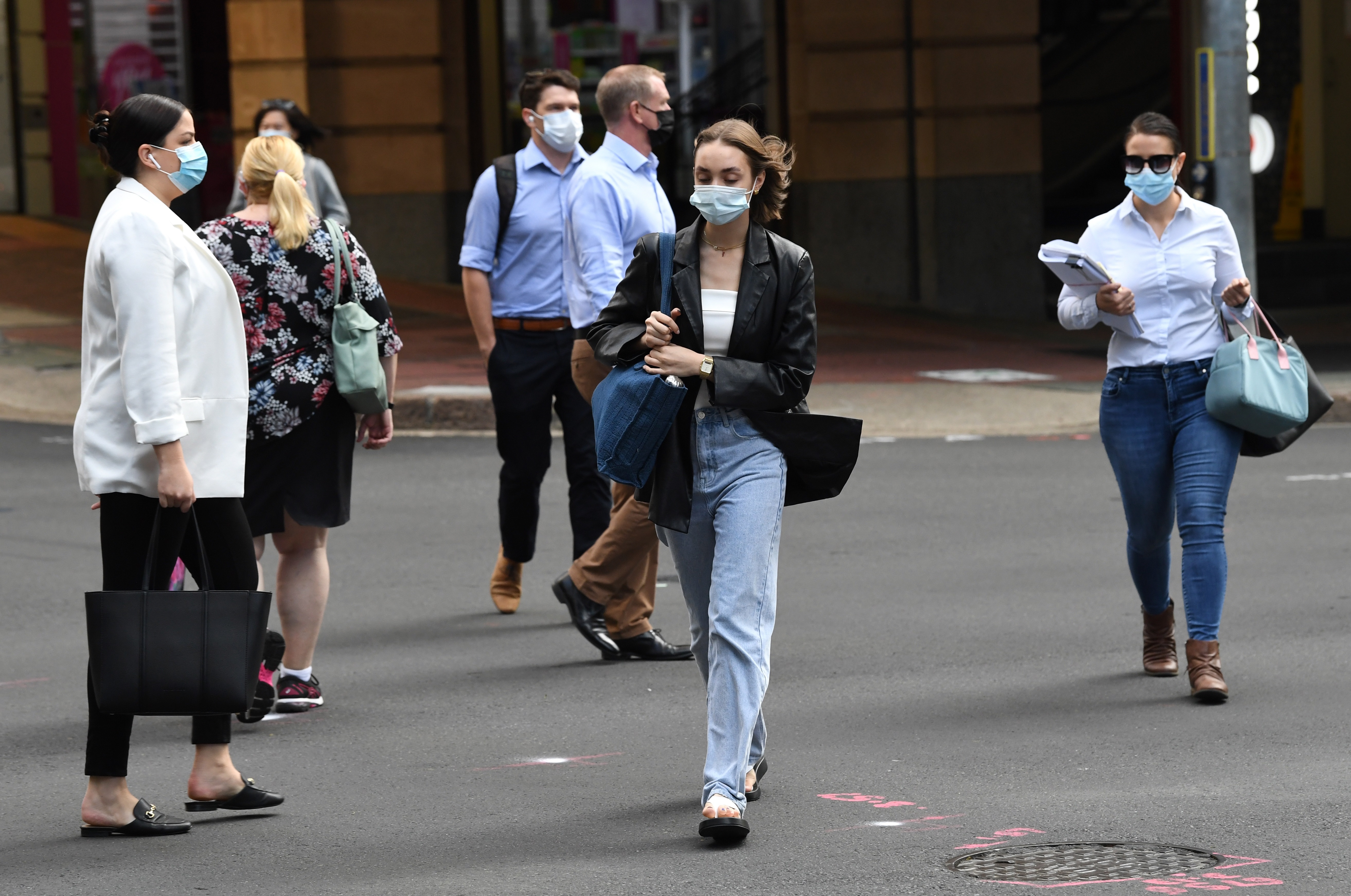 Las personas con máscaras protectoras se ven en el distrito central de negocios de Brisbane, Brisbane, Australia, 30 de marzo de 2021. EFE/EPA/DARREN/Archivo
