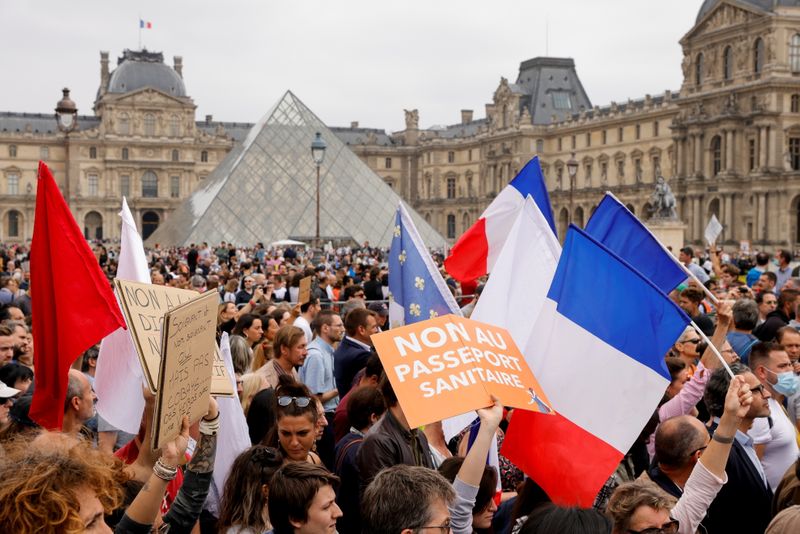 Manifestantes protestan contra las nuevas medidas anunciadas por el presidente francés Emmanuel Macron para luchar contra el brote del coronavirus (COVID-19), en París, Francia, 17 de julio de 2021. (Reuters)