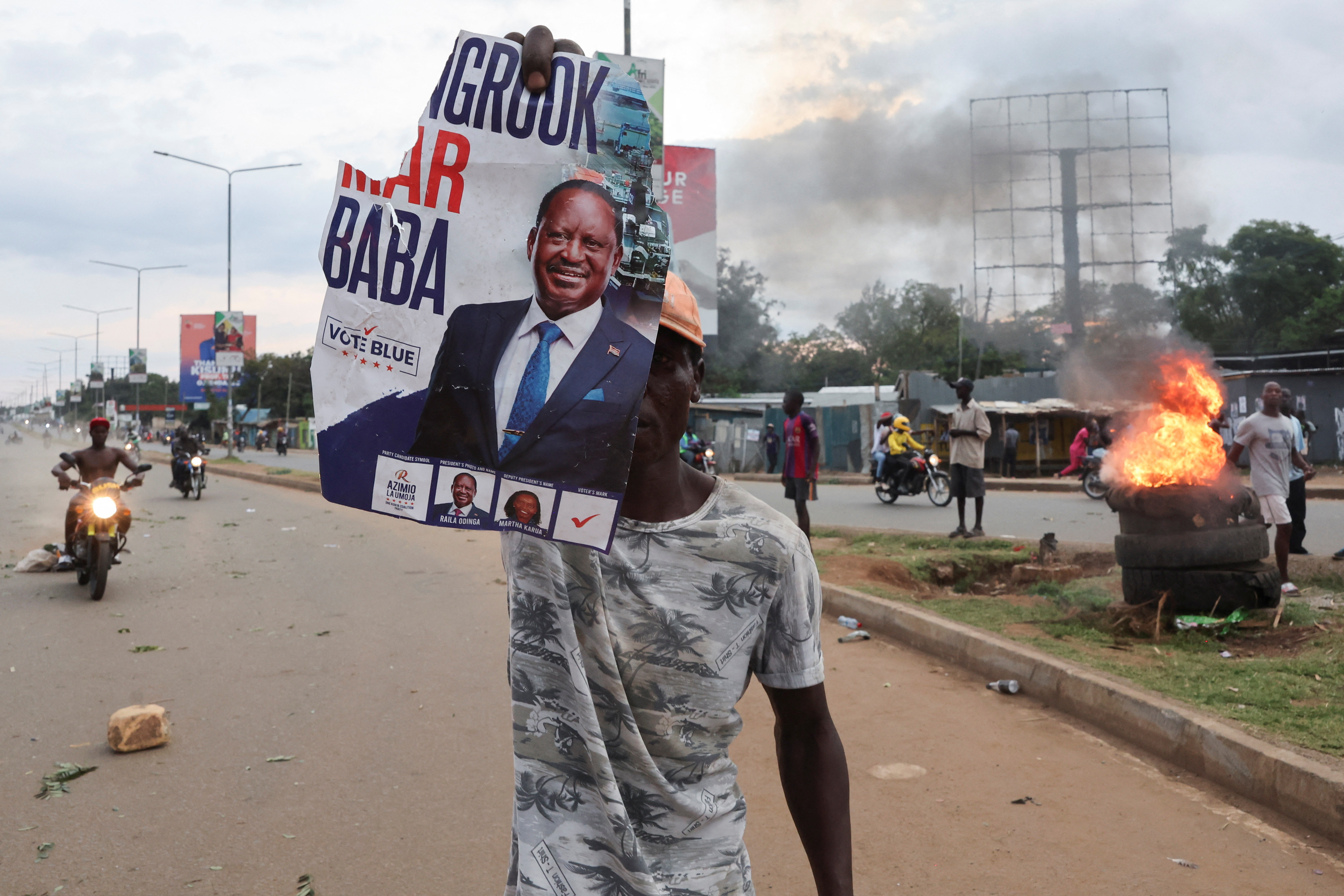Un manifestante con un poster de Raila Odinga (REUTERS/Baz Ratner)