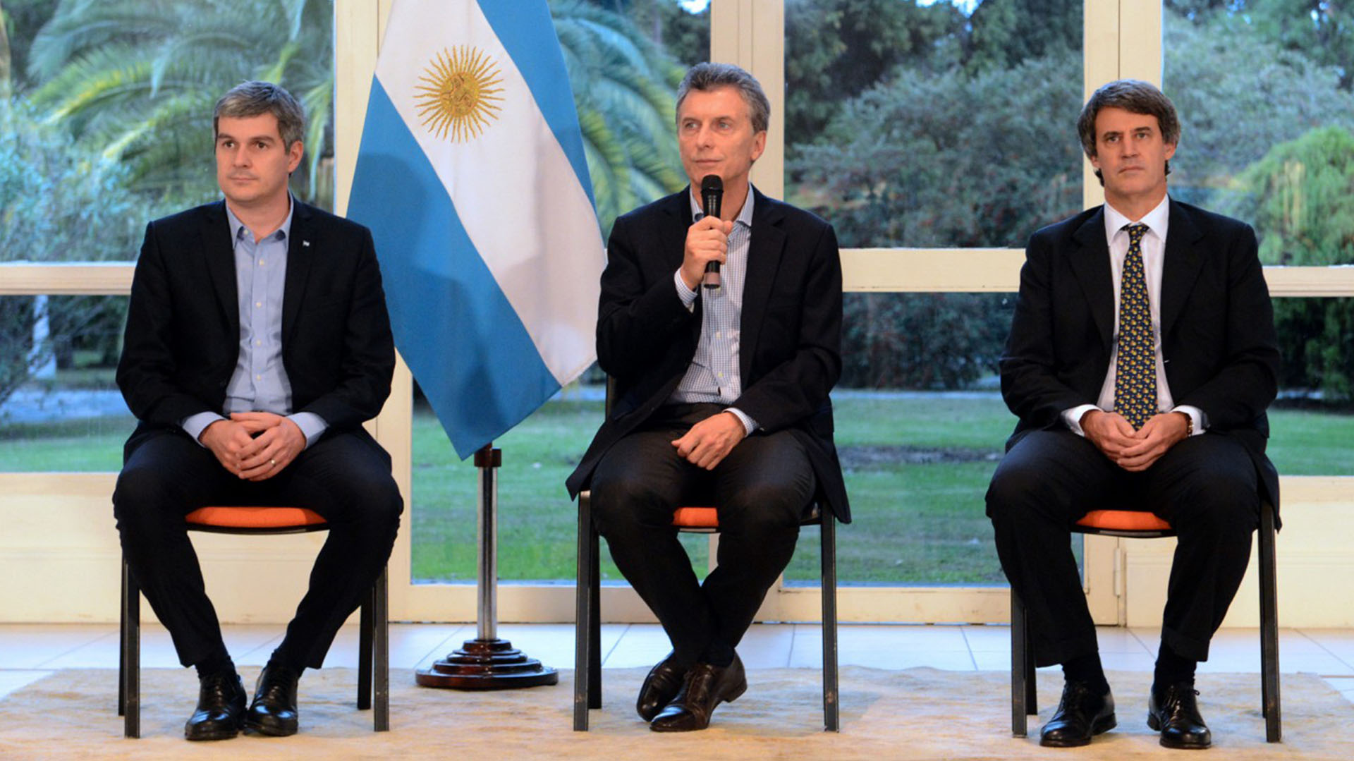Prat Gay, cuando era ministro, junto a Mauricio Macri y el entonces jefe de Gabinete, Marcos Peña