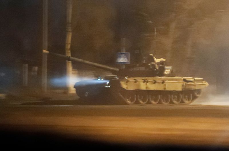 Un tanque avanza por una calle de Donest, Ucrania, después de que el presidente ruso, Vladimir Putin, ordenara el despliegue de tropas rusas en dos regiones separatistas (Foto: Reuters)