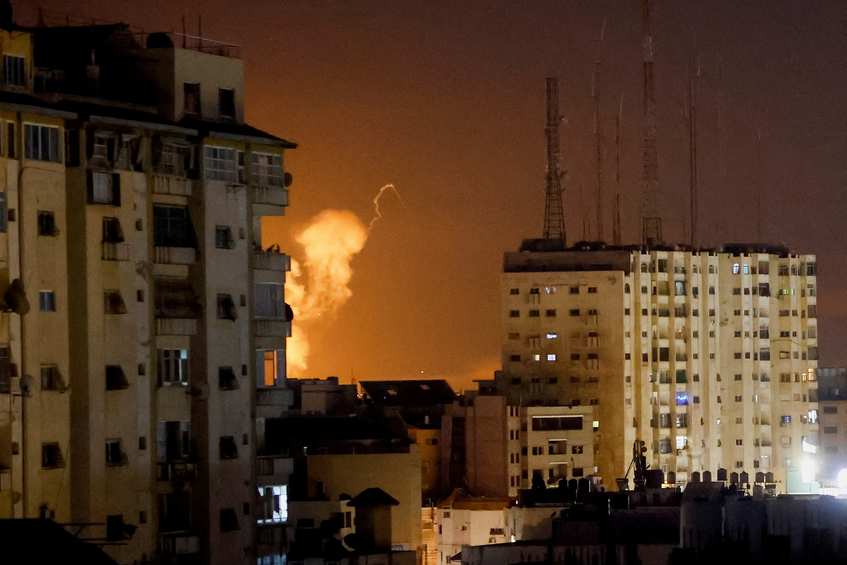 Según autoridades de la Franja de Gaza, Israel utilizó aviones de combate para destruir los objetivos de Hamas (REUTERS/Mohammed Salem)