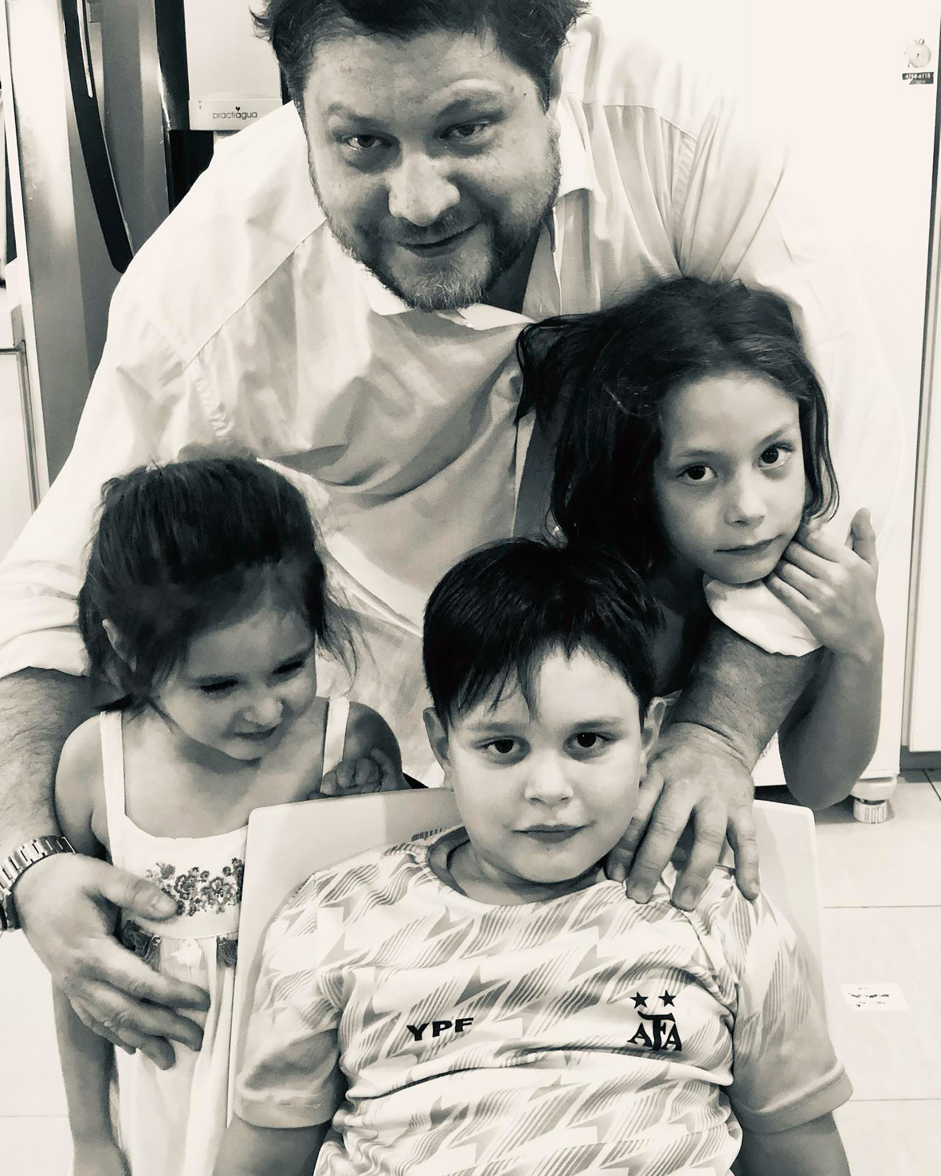Nicolás Wiñazki junto a su hija Julieta y los mellizos Milo y Lisa en Nochebuena