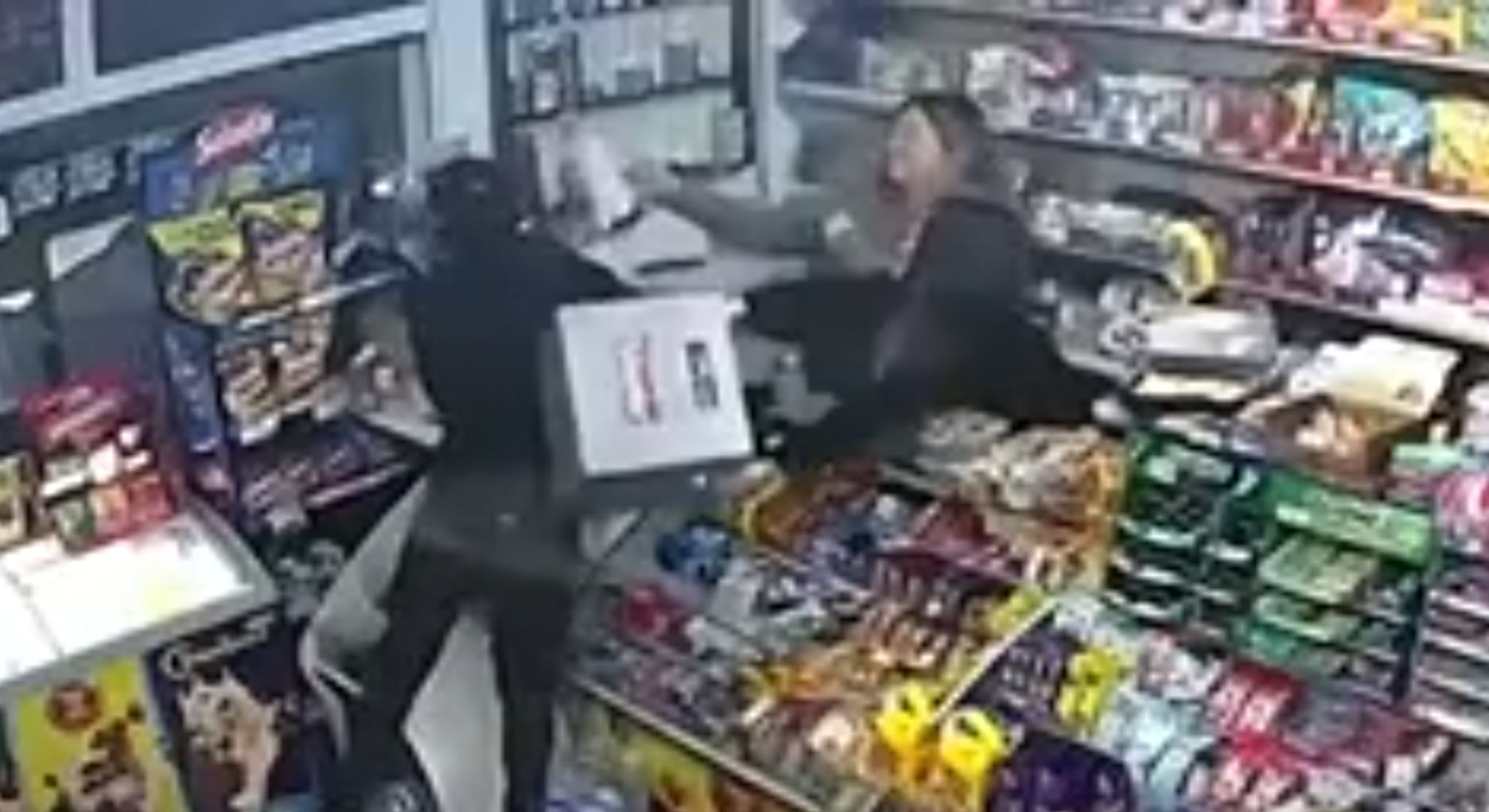 Intent&oacute; robar en un local de C&oacute;rdoba, pero lo echaron con agua caliente y golpes de un caj&oacute;n de cerveza
