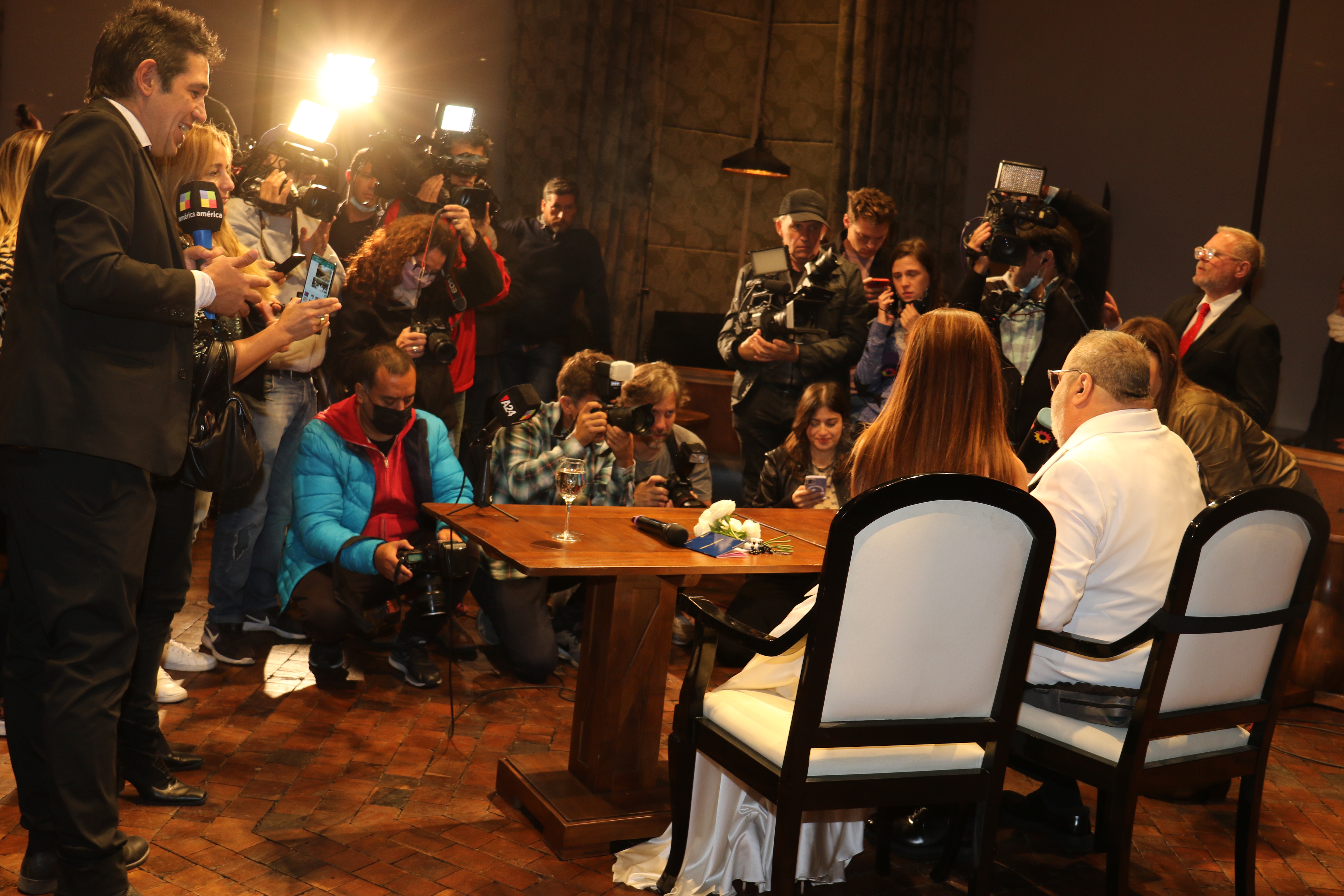 Jorge y Elba frente a los periodistas